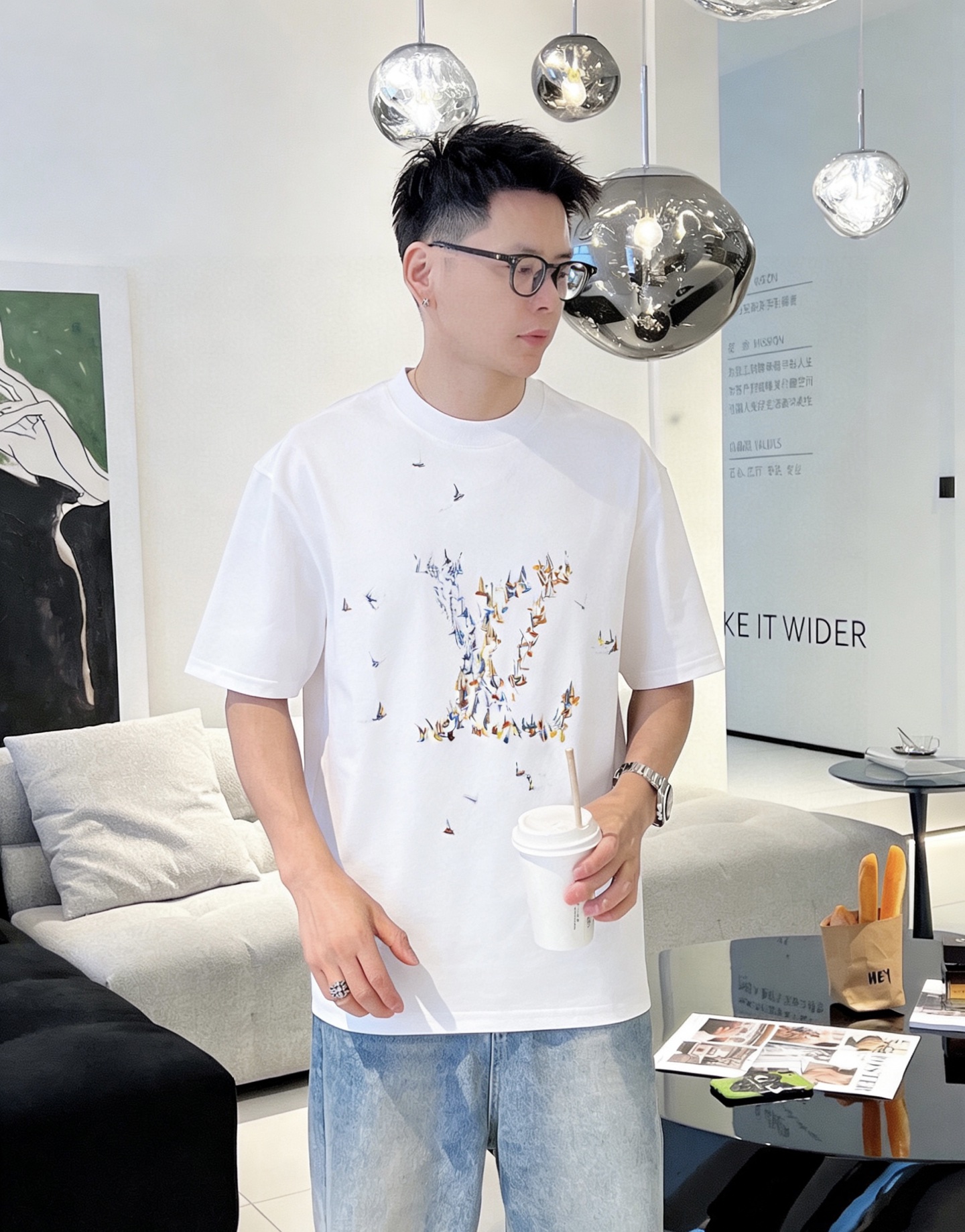 NO:937343,LV Louis Vuitton's latest 2026ss spring and summer short-sleeved T-shirts are now available!  !  2026 new T-shirt, high version special fabric, high weight (260g) pure cotton fabric, comfortable yet wide upper body, embroidery technology, digital printing, flocking technology, same style for men and women, loose version, fine workmanship, comfortable upper body, super handsome upper body, same style for men and women, M-3XL (slightly wider version),, louis vuitton, louis vuitton, T-shirt, tees, t-shirt,19860909LV路易威登 2026ss春夏最新款短袖T恤出货啦！！ 2026新款T恤 高版本专用面料 高克重（260g）纯棉面料 上身舒适不失挺阔 刺绣工艺、数字印花、植绒工艺,男女同款 宽松版型 做工走线精细 面料上身舒适 超帅上身 男女同款M-3XL（版型微阔）,,louis vuitton,louis vuitton,T-shirt,tees，t-shirt,,Men's clothing