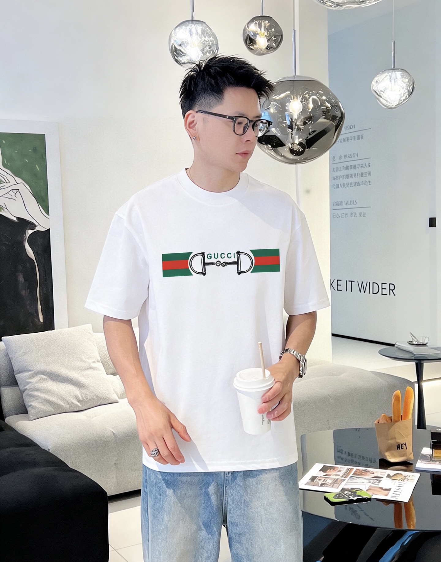NO:926065,Gucc*Gucci ss26 new summer short-sleeved T-shirt, ice tide cotton series, soft and skin-friendly, official w1-1 gram weight 260, high version, top pattern logo, handsome and fashionable, simple and versatile. Not only crisp and trendy silhouette, but also comfortable to wear, more delicate yarn, code size M-XXXL,, gucci, T-shirt, tees, t-shirt,19860909Gucc*古奇 ss26夏季新款短袖T恤,冰潮棉系列柔软亲肤 官w1-1克重260 高版本 顶级图案logo,帅气时尚,简约百搭款.不仅挺括,保持潮流的廓形,又穿着舒适,纱织更细腻 码数M-XXXL,,gucci,T-shirt,tees，t-shirt,,Men's clothing