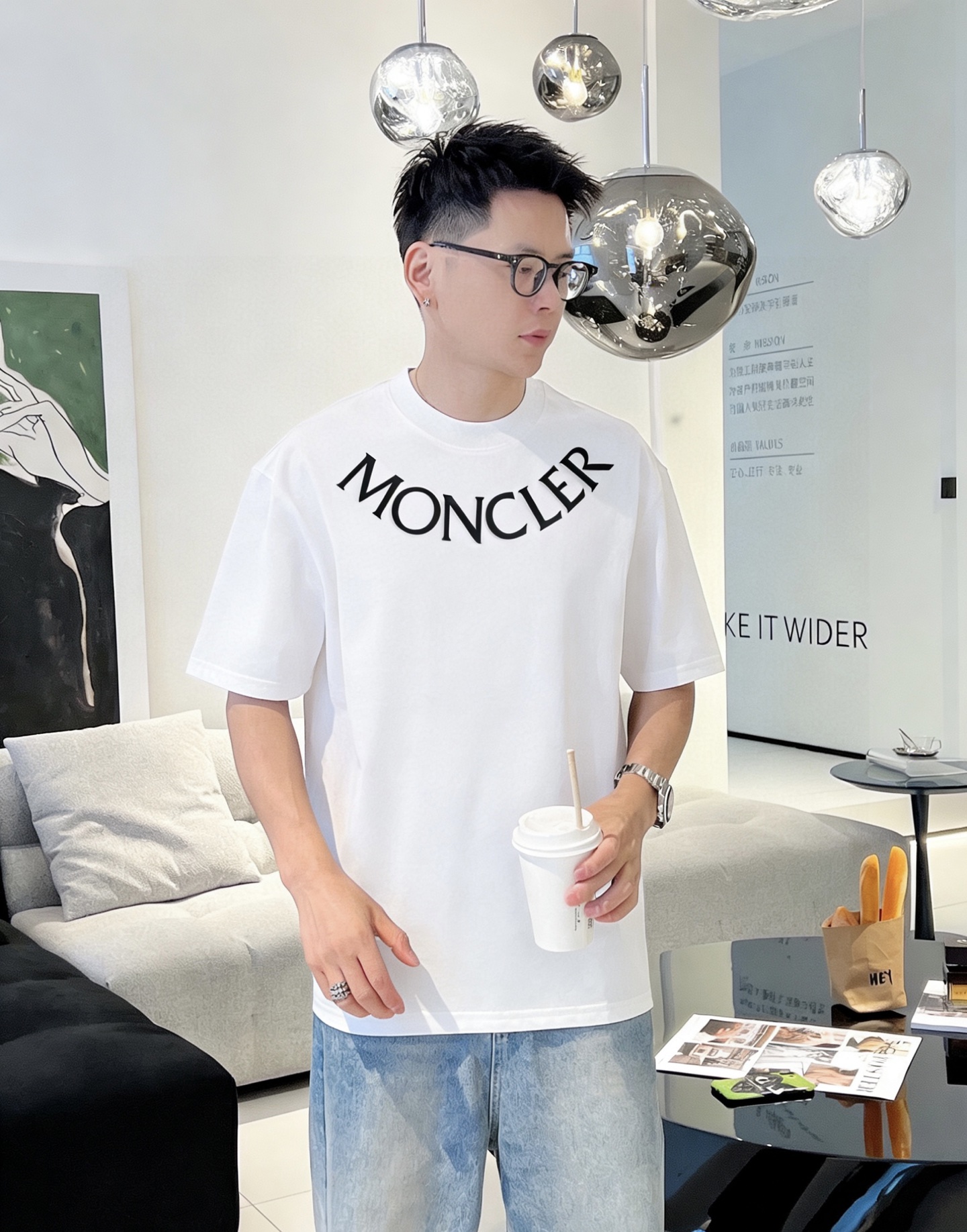 NO:937349,MONCLER's latest 2026ss spring and summer short-sleeved T-shirts are now available!  !  2026 new T-shirt, high version special fabric, high weight (260g) pure cotton fabric, comfortable yet wide upper body, embroidery technology, digital printing, flocking technology, same style for men and women, loose version, fine workmanship, comfortable upper body, super handsome upper body, same style for men and women, M-3XL (slightly wider version),, Moncler, T-shirt, tees, t-shirt,19860909MONCLER蒙口 2026ss春夏最新款短袖T恤出货啦！！ 2026新款T恤 高版本专用面料 高克重（260g）纯棉面料 上身舒适不失挺阔 刺绣工艺、数字印花、植绒工艺,男女同款 宽松版型 做工走线精细 面料上身舒适 超帅上身 男女同款M-3XL（版型微阔）,,Moncler,T-shirt,tees，t-shirt,,Men's clothing