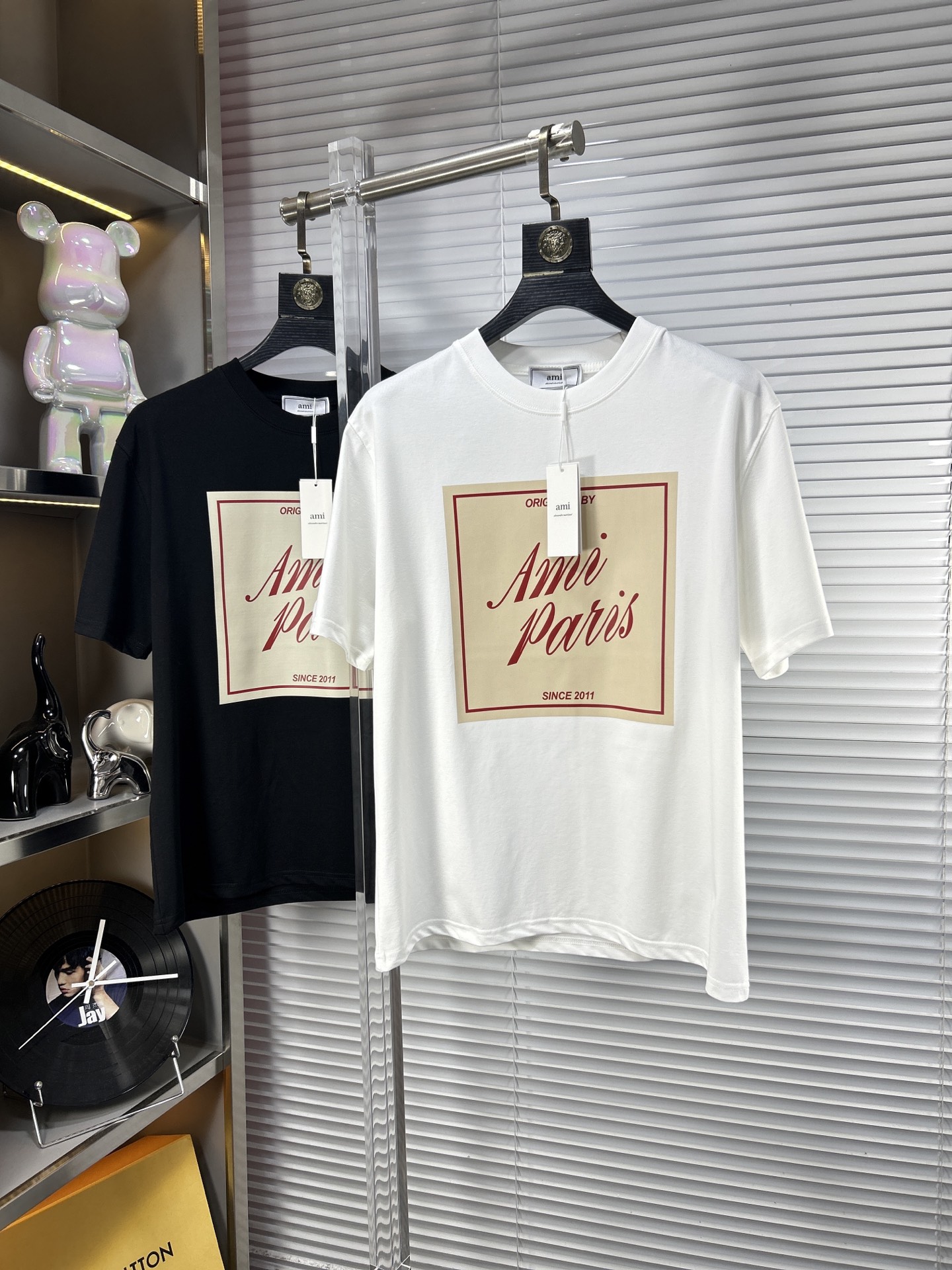 NO:953530,Ami* ss26 new summer short-sleeved T-shirt, ice tide cotton series, soft and skin-friendly, official w1-1 gram weight 260, high version, top pattern logo, handsome and fashionable, simple and versatile. Not only crisp and trendy silhouette, but also comfortable to wear, the yarn is more delicate. Size M-XXXL,, T-shirt, tees, t-shirt,19860909Ami* ss26夏季新款短袖T恤,冰潮棉系列柔软亲肤 官w1-1克重260 高版本 顶级图案logo,帅气时尚,简约百搭款.不仅挺括,保持潮流的廓形,又穿着舒适,纱织更细腻 码数M-XXXL,,T-shirt,tees，t-shirt,,Men's clothing