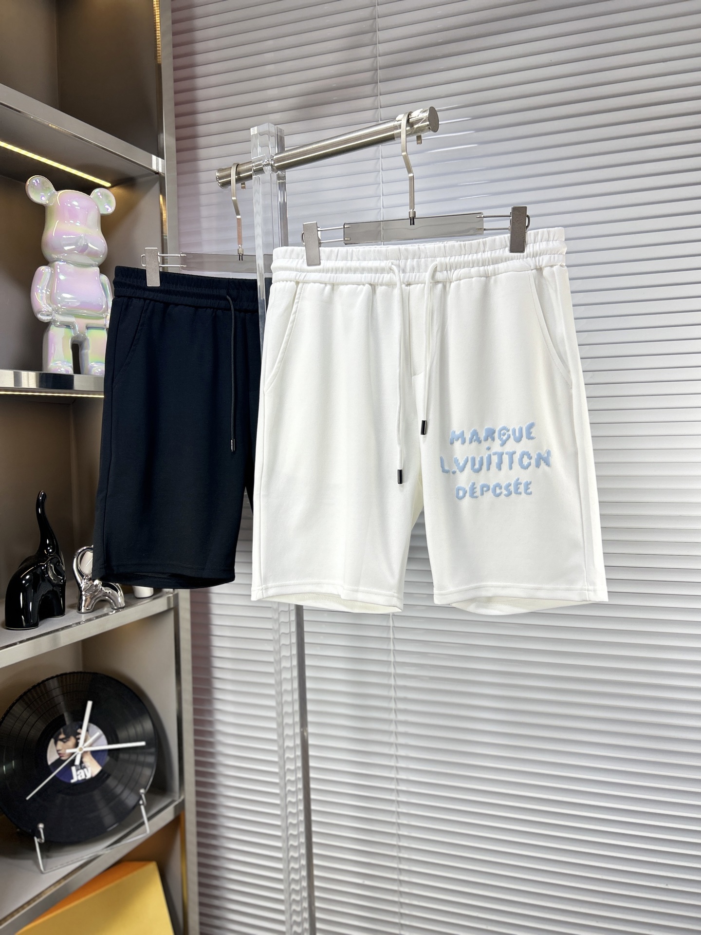 NO:872468,LV*Louis SS26 early spring and summer men's casual shorts are a versatile item. The elastic waist drawstring design has a soft feel and good shape retention. The low-elastic structure makes the pants just right and not easy to wrinkle!  Size M-XXXL,,louis vuitton,louis vuitton,shorts,19860909LV*路易 ss26早春夏款男士休闲短裤,堪称百搭单品,弹性松紧腰边抽绳设计,手感柔软、保型性好、低弹丝的构造使裤身弹性恰到好处,并且不易起皱！码数M-XXXL,,louis vuitton,louis vuitton,shorts,,Men's clothing