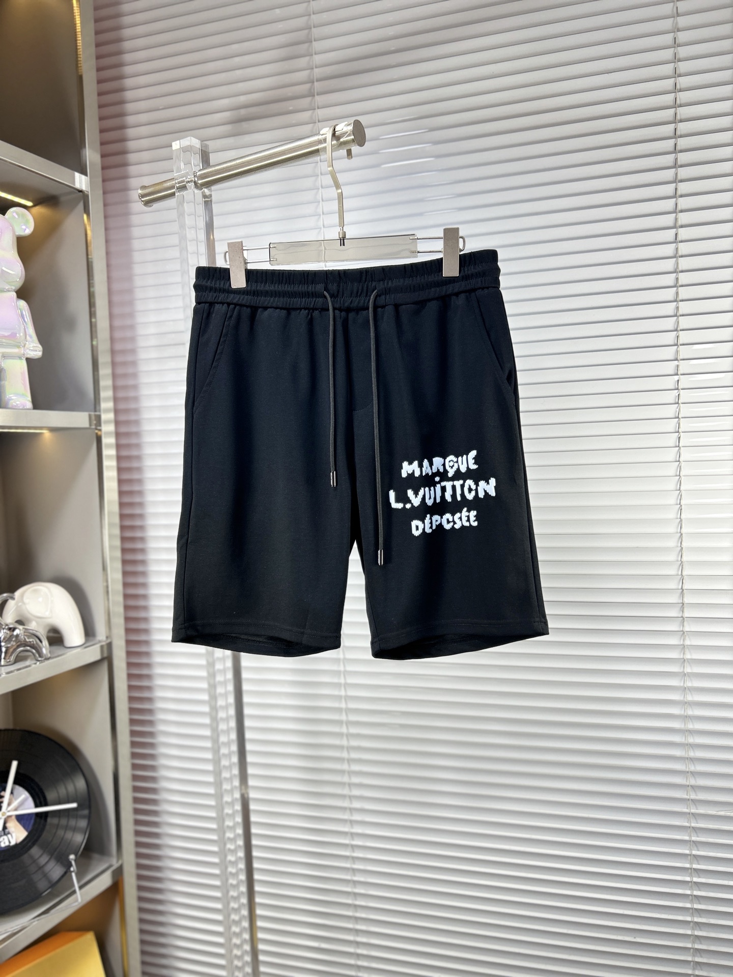NO:914030,LV*Louis SS26 early spring and summer men's casual shorts are a versatile item. The elastic waist drawstring design has a soft feel and good shape retention. The low-elastic structure makes the pants just right and not easy to wrinkle!  Size M-XXXL,,louis vuitton,louis vuitton,shorts,19860909LV*路易 ss26早春夏款男士休闲短裤,堪称百搭单品,弹性松紧腰边抽绳设计,手感柔软、保型性好、低弹丝的构造使裤身弹性恰到好处,并且不易起皱！码数M-XXXL,,louis vuitton,louis vuitton,shorts,,Men's clothing