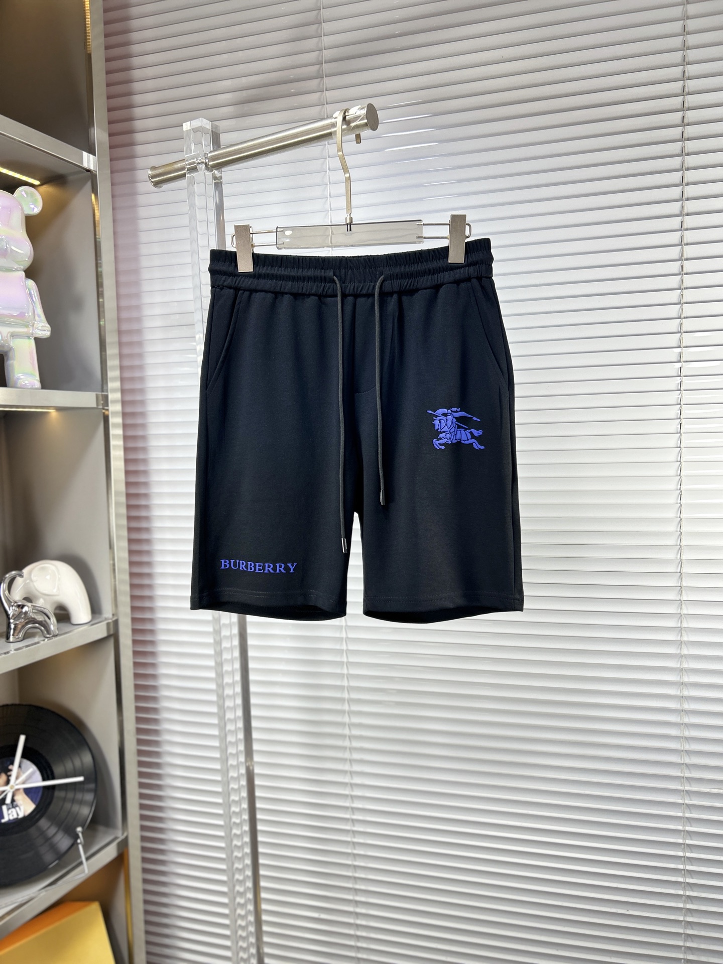 NO:937255,BBR*Burberry ss26 men's casual shorts for early spring and summer are a versatile item. The elastic waistband design has a soft feel and good shape retention. The low-elastic structure makes the pants just right and not easy to wrinkle!  Size M-XXXL,,burberry,shorts,19860909BBR*巴宝莉 ss26早春夏款男士休闲短裤,堪称百搭单品,弹性松紧腰边抽绳设计,手感柔软、保型性好、低弹丝的构造使裤身弹性恰到好处,并且不易起皱！码数M-XXXL,,burberry,shorts,,Men's clothing
