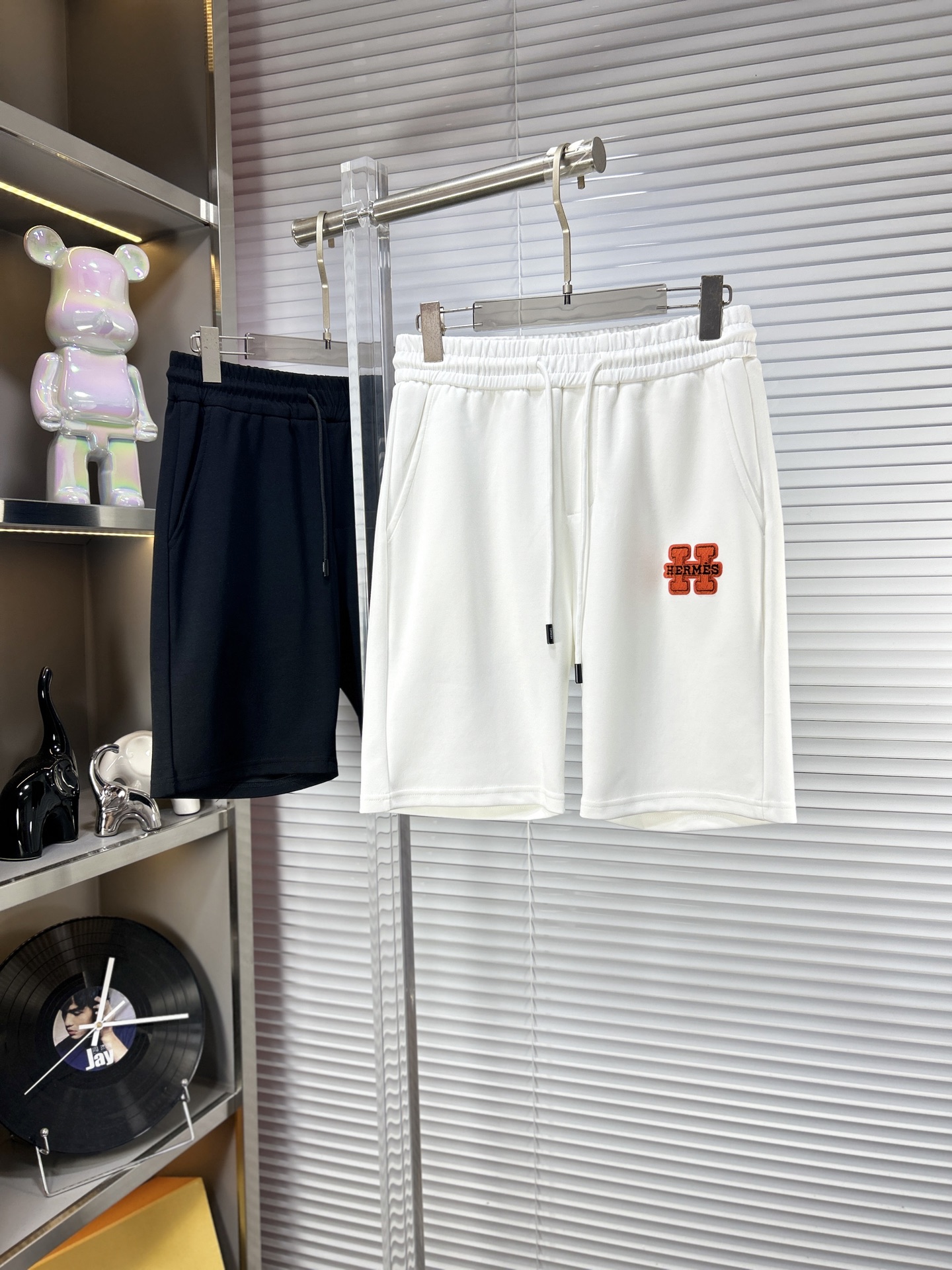 NO:910404,Herm*Hermès ss26 early spring and summer men's casual shorts are a versatile item. The elastic waist drawstring design has a soft feel and good shape retention. The low elastic structure makes the pants just right and not easy to wrinkle!  Code number M-XXXL,,hermes,hermes,shorts,19860909Herm*爱马仕 ss26早春夏款男士休闲短裤,堪称百搭单品,弹性松紧腰边抽绳设计,手感柔软、保型性好、低弹丝的构造使裤身弹性恰到好处,并且不易起皱！码数M-XXXL,,hermes,hermes,shorts,,Men's clothing