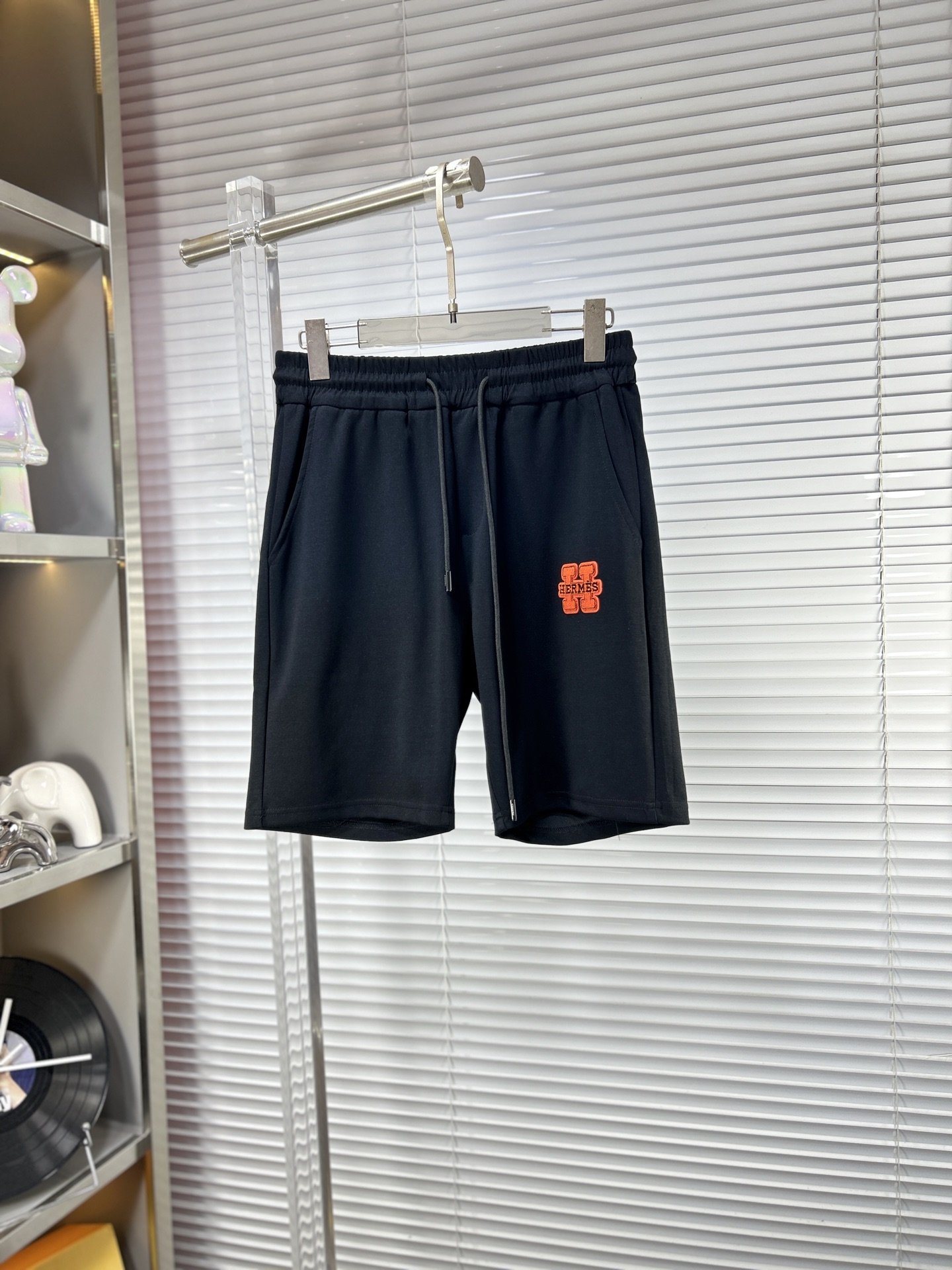NO:937252,Herm*Hermès ss26 early spring and summer men's casual shorts are a versatile item. The elastic waist drawstring design has a soft feel and good shape retention. The low elastic structure makes the pants just right and not easy to wrinkle!  Code number M-XXXL,,hermes,hermes,shorts,19860909Herm*爱马仕 ss26早春夏款男士休闲短裤,堪称百搭单品,弹性松紧腰边抽绳设计,手感柔软、保型性好、低弹丝的构造使裤身弹性恰到好处,并且不易起皱！码数M-XXXL,,hermes,hermes,shorts,,Men's clothing