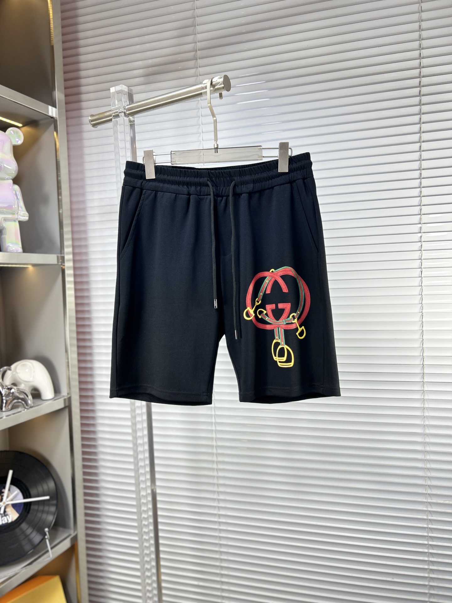 NO:937246,Gucc* Gucci ss26 early spring and summer men's casual shorts are a versatile item. The elastic waist drawstring design has a soft feel and good shape retention. The low elastic structure makes the pants just right and not easy to wrinkle!  Size M-XXXL,,gucci,shorts,19860909Gucc*古奇 ss26早春夏款男士休闲短裤,堪称百搭单品,弹性松紧腰边抽绳设计,手感柔软、保型性好、低弹丝的构造使裤身弹性恰到好处,并且不易起皱！码数M-XXXL,,gucci,shorts,,Men's clothing
