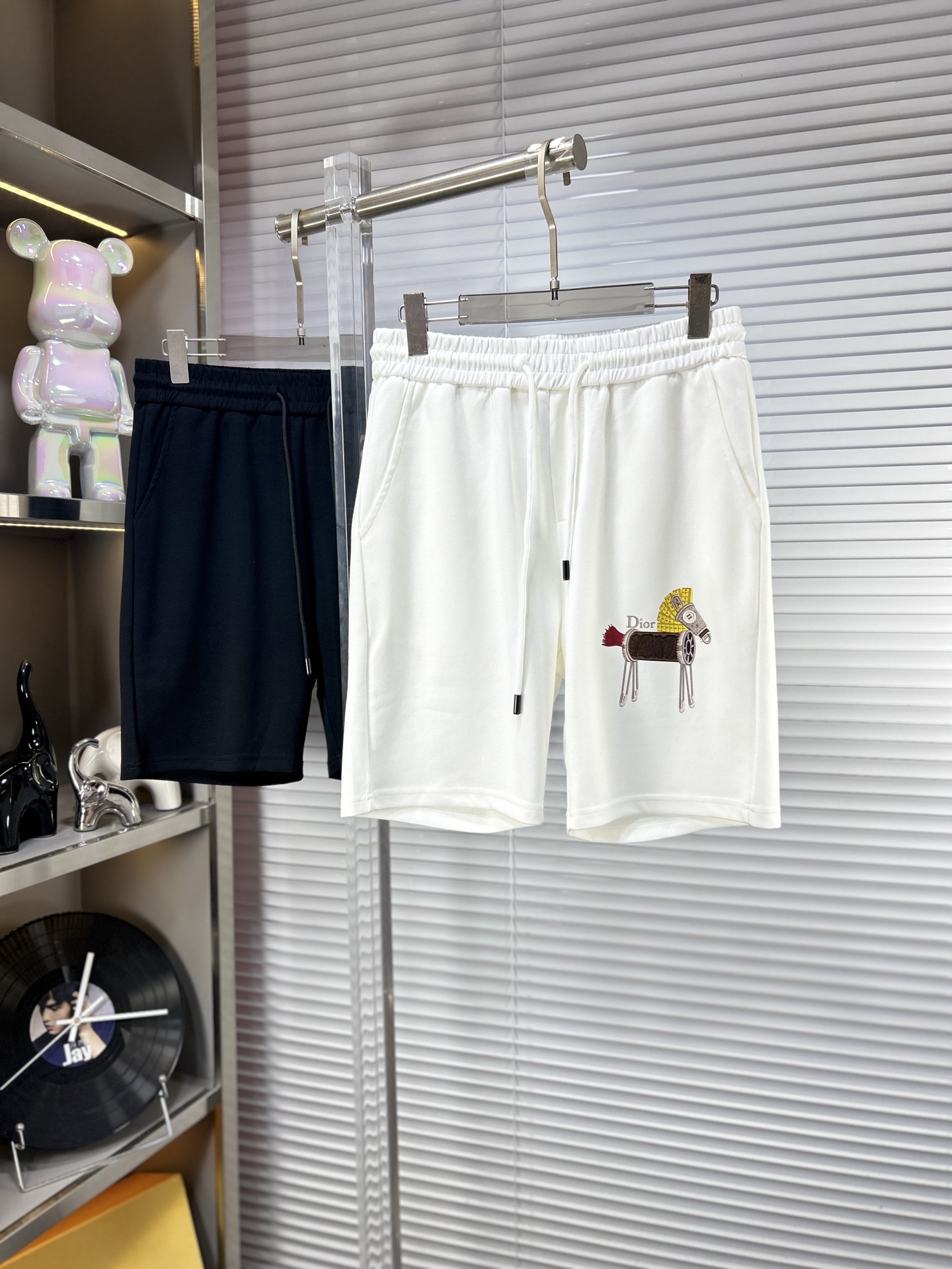 NO:910413,DIo* Dior ss26 men's casual shorts for early spring and summer are a versatile item. The elastic waist drawstring design has a soft feel and good shape retention. The low-elastic structure makes the pants just right and not easy to wrinkle!  Code number M-XXXL,,dior,dior,shorts,19860909DIo*迪奥 ss26早春夏款男士休闲短裤,堪称百搭单品,弹性松紧腰边抽绳设计,手感柔软、保型性好、低弹丝的构造使裤身弹性恰到好处,并且不易起皱！码数M-XXXL,,dior,dior,shorts,,Men's clothing