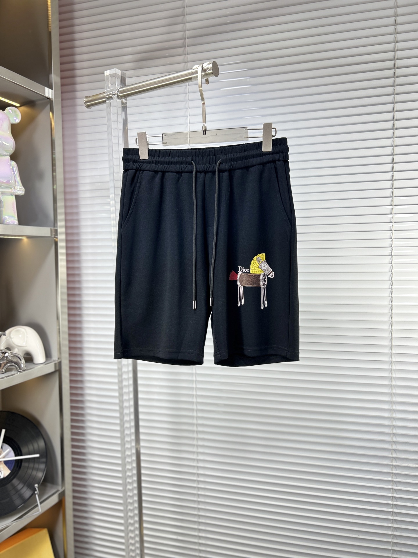 NO:937243,DIo* Dior ss26 men's casual shorts for early spring and summer are a versatile item. The elastic waist drawstring design has a soft feel and good shape retention. The low-elastic structure makes the pants just right and not easy to wrinkle!  Code number M-XXXL,,dior,dior,shorts,19860909DIo*迪奥 ss26早春夏款男士休闲短裤,堪称百搭单品,弹性松紧腰边抽绳设计,手感柔软、保型性好、低弹丝的构造使裤身弹性恰到好处,并且不易起皱！码数M-XXXL,,dior,dior,shorts,,Men's clothing