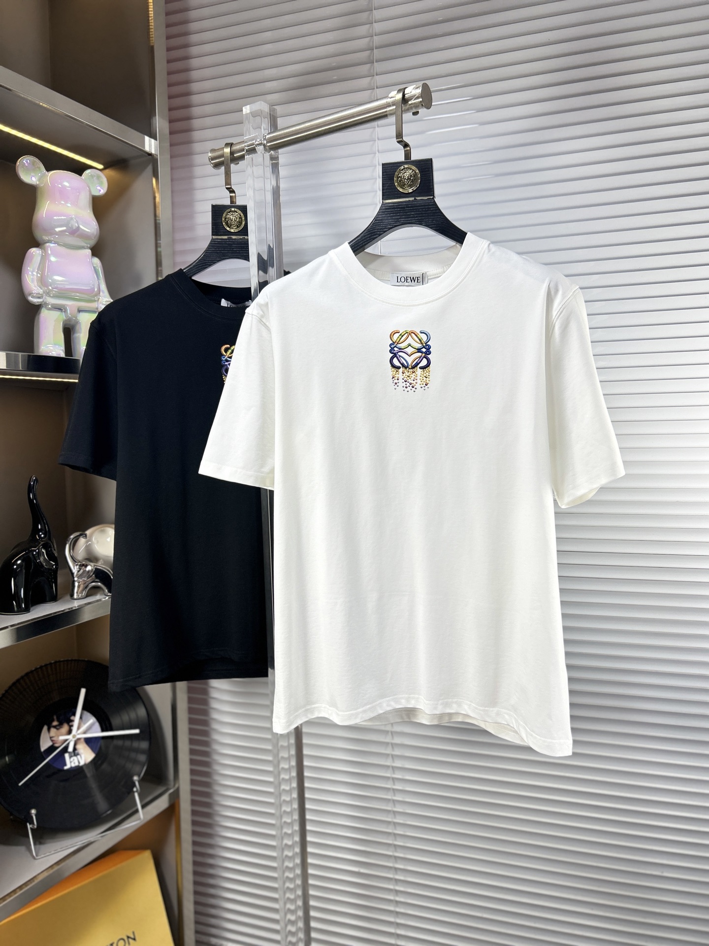 NO:955016,Loew* Loewe ss26 new summer short-sleeved T-shirt, ice tide cotton series, soft and skin-friendly, official w1-1 gram weight 260, high version, top pattern logo, handsome and fashionable, simple and versatile. Not only crisp and trendy silhouette, but also comfortable to wear, more delicate yarn, code size M-XXXL,, loewe, loewe, T-shirt, tees, t-shirt,19860909Loew*罗意威 ss26夏季新款短袖T恤,冰潮棉系列柔软亲肤 官w1-1克重260 高版本 顶级图案logo,帅气时尚,简约百搭款.不仅挺括,保持潮流的廓形,又穿着舒适,纱织更细腻 码数M-XXXL,,loewe,loewe,T-shirt,tees，t-shirt,,Men's clothing