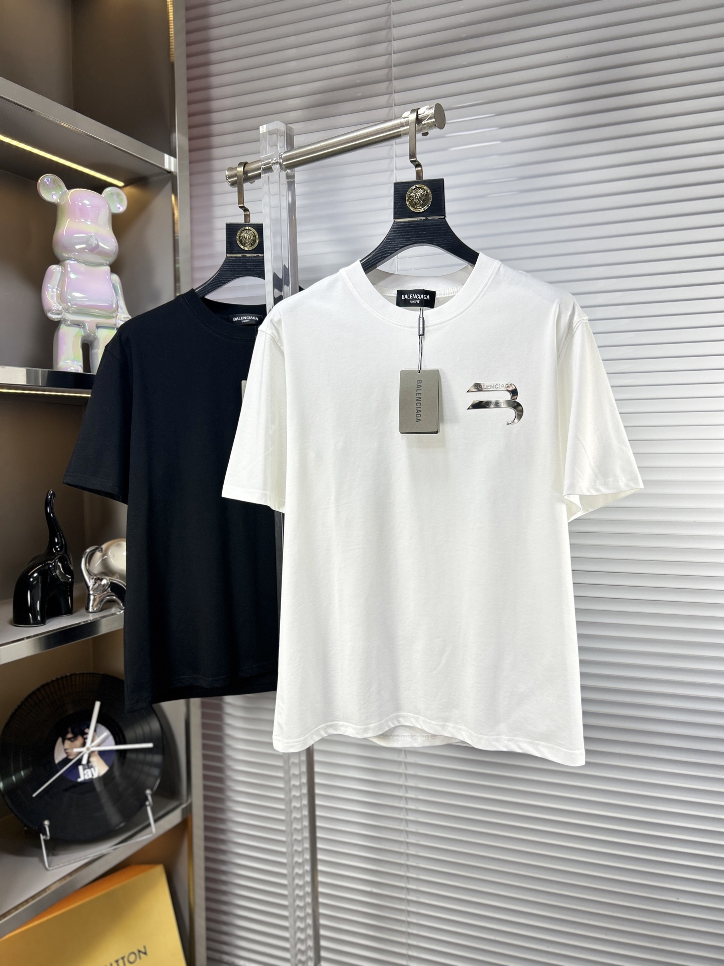 NO:955022,Bal* Balenciaga ss26 new summer short-sleeved T-shirt, ice tide cotton series, soft and skin-friendly, official w1-1 gram weight 260, high version, top pattern logo, handsome and fashionable, simple and versatile. Not only crisp and trendy silhouette, but also comfortable to wear, more delicate yarn, code size M-XXXL, balenciaga, T-shirt, tees, t-shirt,19860909Bal*巴黎世家 ss26夏季新款短袖T恤,冰潮棉系列柔软亲肤 官w1-1克重260 高版本 顶级图案logo,帅气时尚,简约百搭款.不仅挺括,保持潮流的廓形,又穿着舒适,纱织更细腻 码数M-XXXL,,balenciaga,T-shirt,tees，t-shirt,,Men's clothing