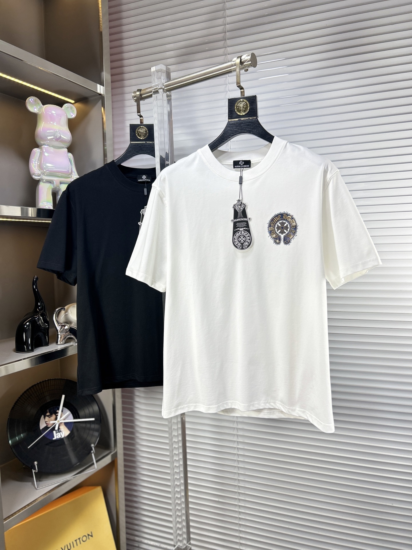 NO:958430,Chro*Chro* ss26 new summer short-sleeved T-shirt, ice tide cotton series, soft and skin-friendly, official w1-1 gram weight 260, high version, top pattern logo, handsome and fashionable, simple and versatile. Not only crisp and trendy silhouette, but also comfortable to wear, more delicate yarn, code size M-XXXL,, chrome hearts, T-shirt, tees, t-shirt,19860909Chro*克罗心 ss26夏季新款短袖T恤,冰潮棉系列柔软亲肤 官w1-1克重260 高版本 顶级图案logo,帅气时尚,简约百搭款.不仅挺括,保持潮流的廓形,又穿着舒适,纱织更细腻 码数M-XXXL,,chrome hearts,T-shirt,tees，t-shirt,,Men's clothing