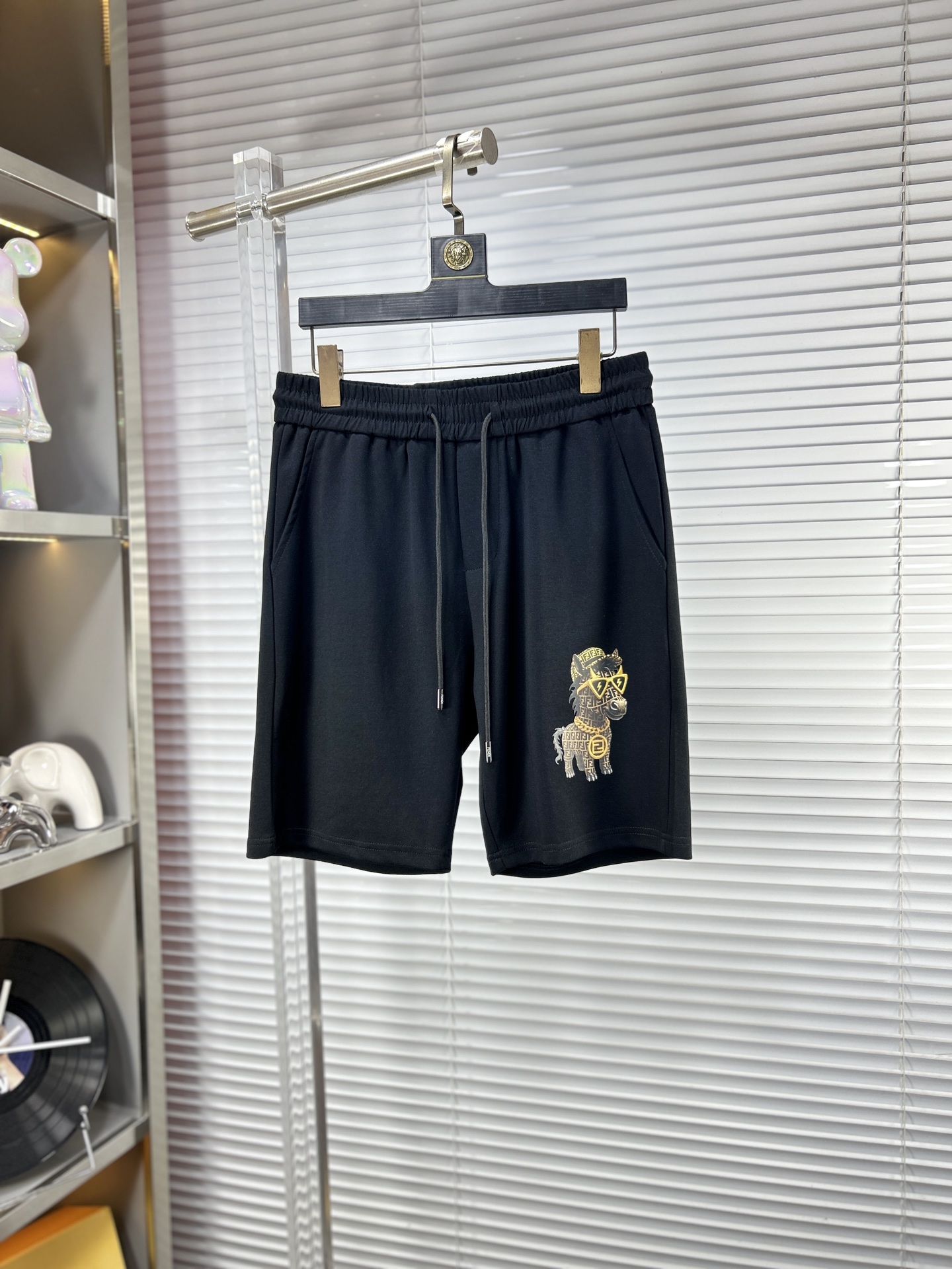 NO:937241,Fend* Fendi ss26 early spring and summer men's casual shorts are a versatile item. The elastic waist drawstring design has a soft feel and good shape retention. The low-elastic structure makes the pants just right and not easy to wrinkle!  Code number M-XXXL,,fendi,fendi,shorts,19860909Fend*芬迪 ss26早春夏款男士休闲短裤,堪称百搭单品,弹性松紧腰边抽绳设计,手感柔软、保型性好、低弹丝的构造使裤身弹性恰到好处,并且不易起皱！码数M-XXXL,,fendi,fendi,shorts,,Men's clothing