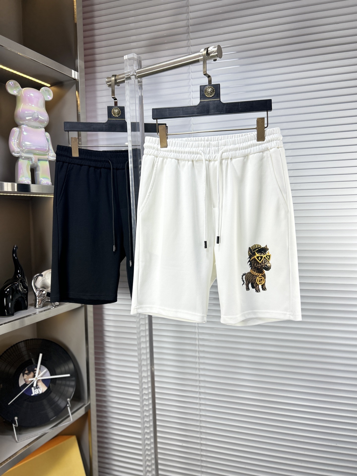 NO:910430,Fend* Fendi ss26 early spring and summer men's casual shorts are a versatile item. The elastic waist drawstring design has a soft feel and good shape retention. The low-elastic structure makes the pants just right and not easy to wrinkle!  Code number M-XXXL,,fendi,fendi,shorts,19860909Fend*芬迪 ss26早春夏款男士休闲短裤,堪称百搭单品,弹性松紧腰边抽绳设计,手感柔软、保型性好、低弹丝的构造使裤身弹性恰到好处,并且不易起皱！码数M-XXXL,,fendi,fendi,shorts,,Men's clothing