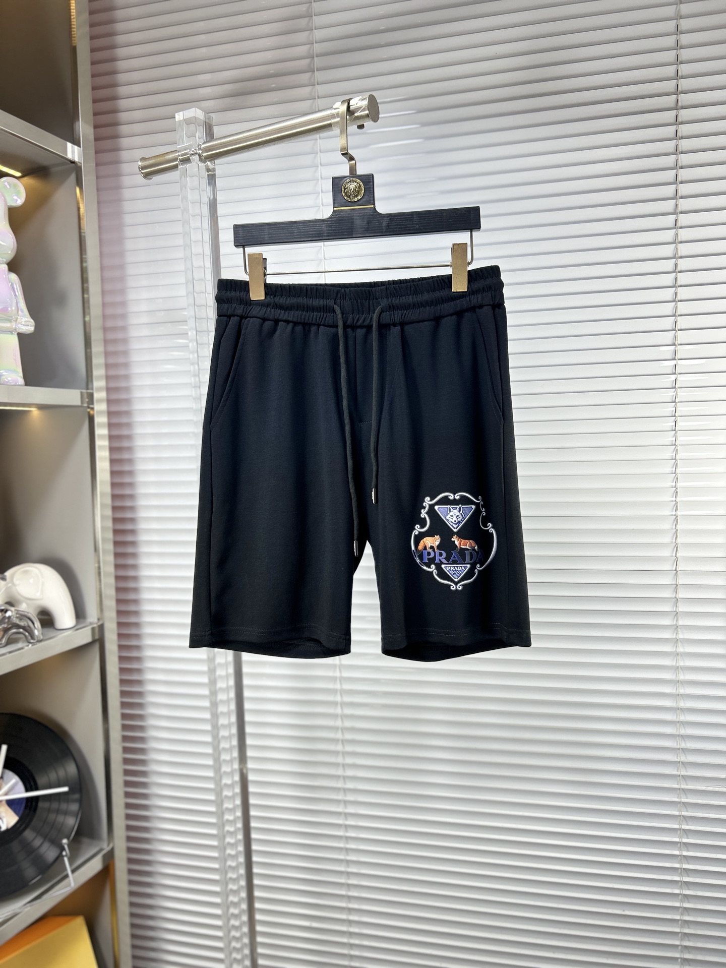 NO:937238,Prad* SS26 early spring and summer men's casual shorts are a versatile item. The elastic waist drawstring design has a soft feel and good shape retention. The low-elastic structure makes the pants just right and not easy to wrinkle!  Code number M-XXXL,,prada,prada,shorts,19860909Prad*普拉达 ss26早春夏款男士休闲短裤,堪称百搭单品,弹性松紧腰边抽绳设计,手感柔软、保型性好、低弹丝的构造使裤身弹性恰到好处,并且不易起皱！码数M-XXXL,,prada,prada,shorts,,Men's clothing