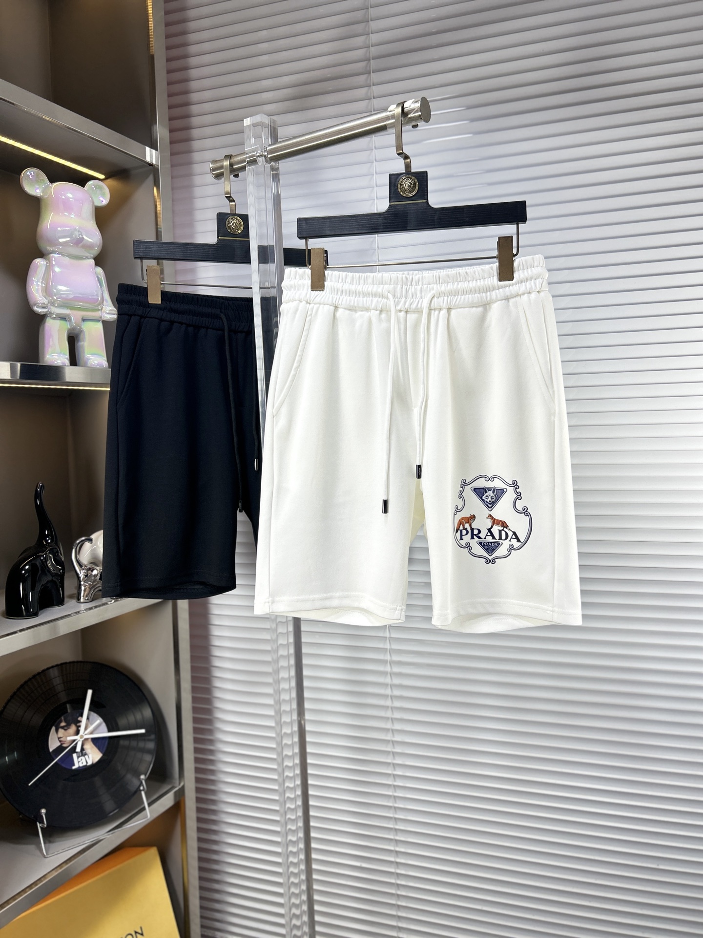 NO:910435,Prad* SS26 early spring and summer men's casual shorts are a versatile item. The elastic waist drawstring design has a soft feel and good shape retention. The low-elastic structure makes the pants just right and not easy to wrinkle!  Code number M-XXXL,,prada,prada,shorts,19860909Prad*普拉达 ss26早春夏款男士休闲短裤,堪称百搭单品,弹性松紧腰边抽绳设计,手感柔软、保型性好、低弹丝的构造使裤身弹性恰到好处,并且不易起皱！码数M-XXXL,,prada,prada,shorts,,Men's clothing
