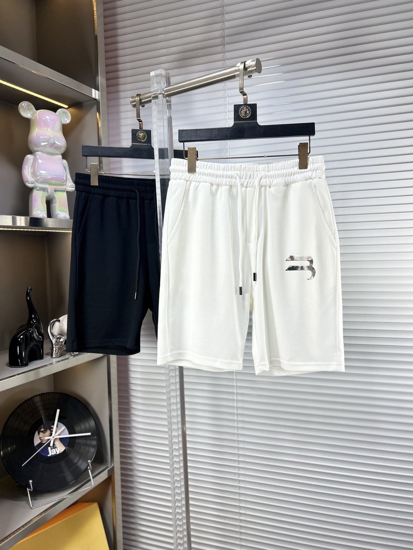 NO:910441,Bal* Balenciaga ss26 early spring and summer men's casual shorts are a versatile item. The elastic waist drawstring design has a soft feel, good shape retention, and a low-elastic structure that makes the pants just right in elasticity and not easy to wrinkle!  Size M-XXXL,,balenciaga,shorts,19860909Bal*巴黎世家 ss26早春夏款男士休闲短裤,堪称百搭单品,弹性松紧腰边抽绳设计,手感柔软、保型性好、低弹丝的构造使裤身弹性恰到好处,并且不易起皱！码数M-XXXL,,balenciaga,shorts,,Men's clothing