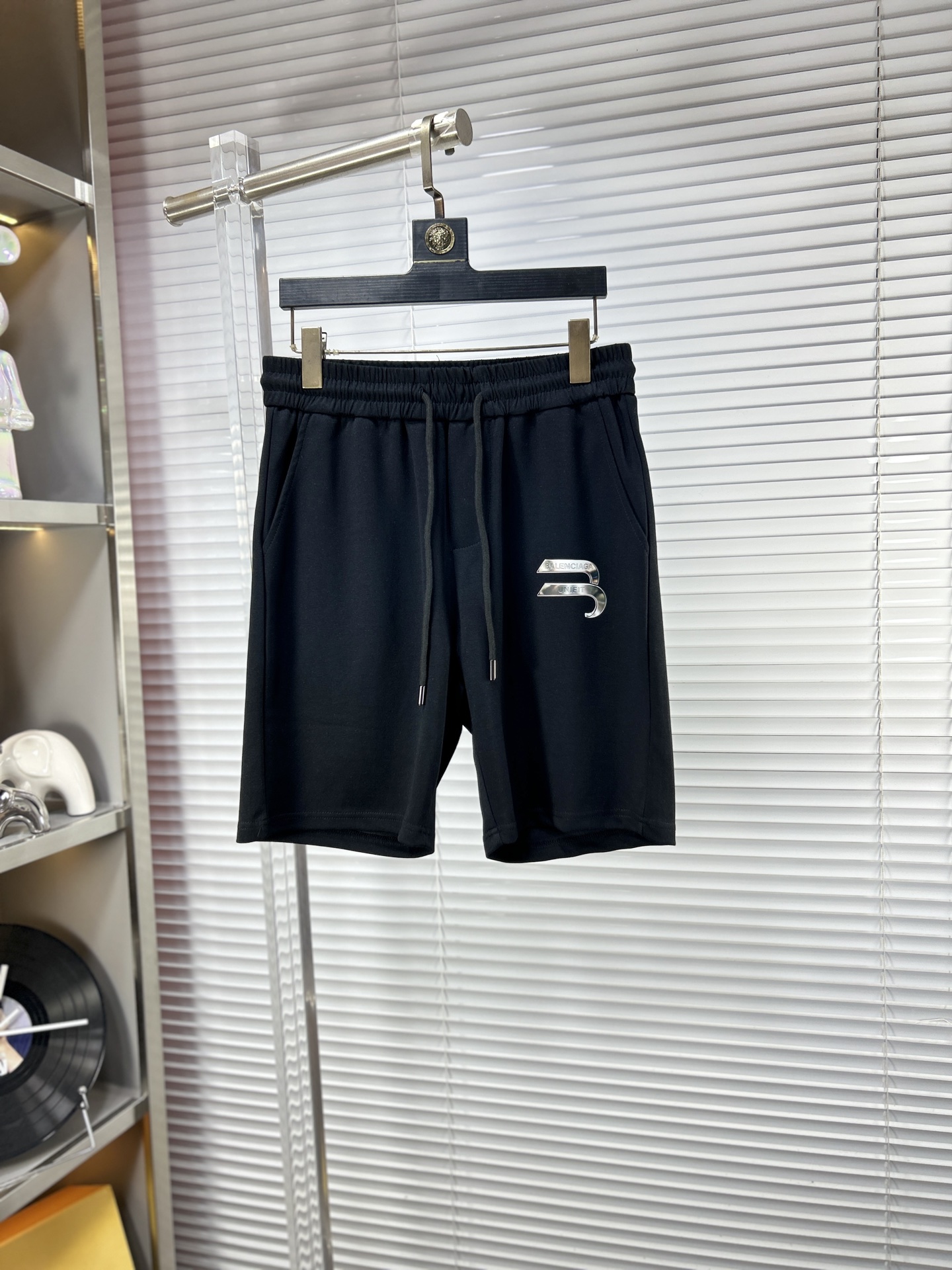 NO:937235,Bal* Balenciaga ss26 early spring and summer men's casual shorts are a versatile item. The elastic waist drawstring design has a soft feel, good shape retention, and a low-elastic structure that makes the pants just right in elasticity and not easy to wrinkle!  Size M-XXXL,,balenciaga,shorts,19860909Bal*巴黎世家 ss26早春夏款男士休闲短裤,堪称百搭单品,弹性松紧腰边抽绳设计,手感柔软、保型性好、低弹丝的构造使裤身弹性恰到好处,并且不易起皱！码数M-XXXL,,balenciaga,shorts,,Men's clothing