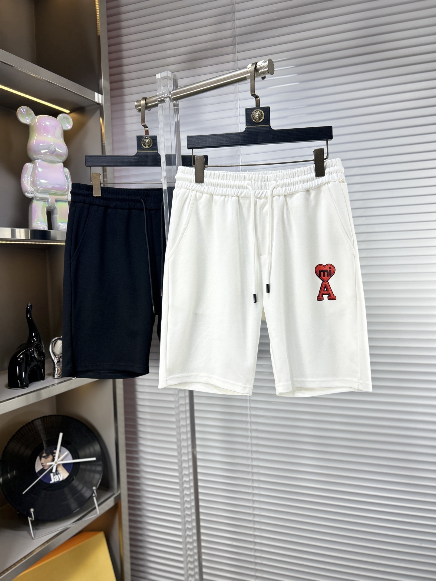 NO:910447,Ami* ss26 early spring and summer men's casual shorts are a versatile item. The elastic waist drawstring design has a soft feel and good shape retention. The low-elastic structure makes the pants just right and not easy to wrinkle!  Code number M-XXXL,,shorts,19860909Ami* ss26早春夏款男士休闲短裤,堪称百搭单品,弹性松紧腰边抽绳设计,手感柔软、保型性好、低弹丝的构造使裤身弹性恰到好处,并且不易起皱！码数M-XXXL,,shorts,,Men's clothing