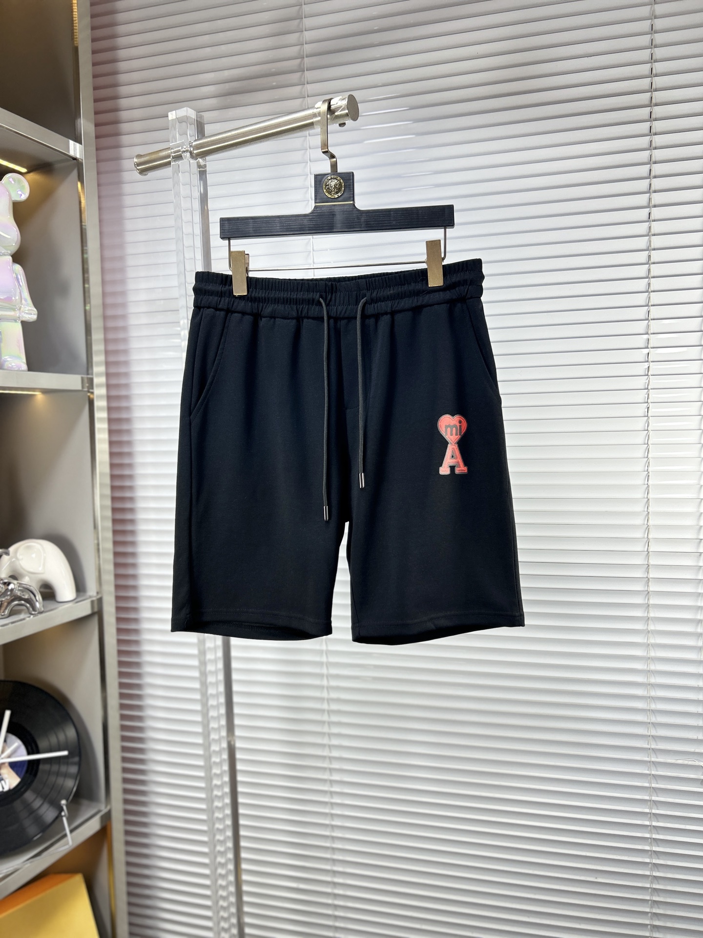 NO:937232,Ami* ss26 early spring and summer men's casual shorts are a versatile item. The elastic waist drawstring design has a soft feel and good shape retention. The low-elastic structure makes the pants just right and not easy to wrinkle!  Code number M-XXXL,,shorts,19860909Ami* ss26早春夏款男士休闲短裤,堪称百搭单品,弹性松紧腰边抽绳设计,手感柔软、保型性好、低弹丝的构造使裤身弹性恰到好处,并且不易起皱！码数M-XXXL,,shorts,,Men's clothing