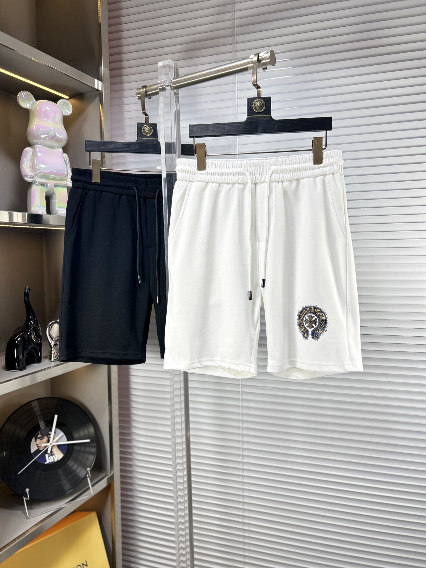 NO:910399,Chro* SS26 men's casual shorts for early spring and summer are a versatile item. The elastic waist drawstring design has a soft feel and good shape retention. The low-elastic structure makes the pants just right and not easy to wrinkle!  Code number M-XXXL,,chrome hearts,shorts,19860909Chro*克罗心 ss26早春夏款男士休闲短裤,堪称百搭单品,弹性松紧腰边抽绳设计,手感柔软、保型性好、低弹丝的构造使裤身弹性恰到好处,并且不易起皱！码数M-XXXL,,chrome hearts,shorts,,Men's clothing