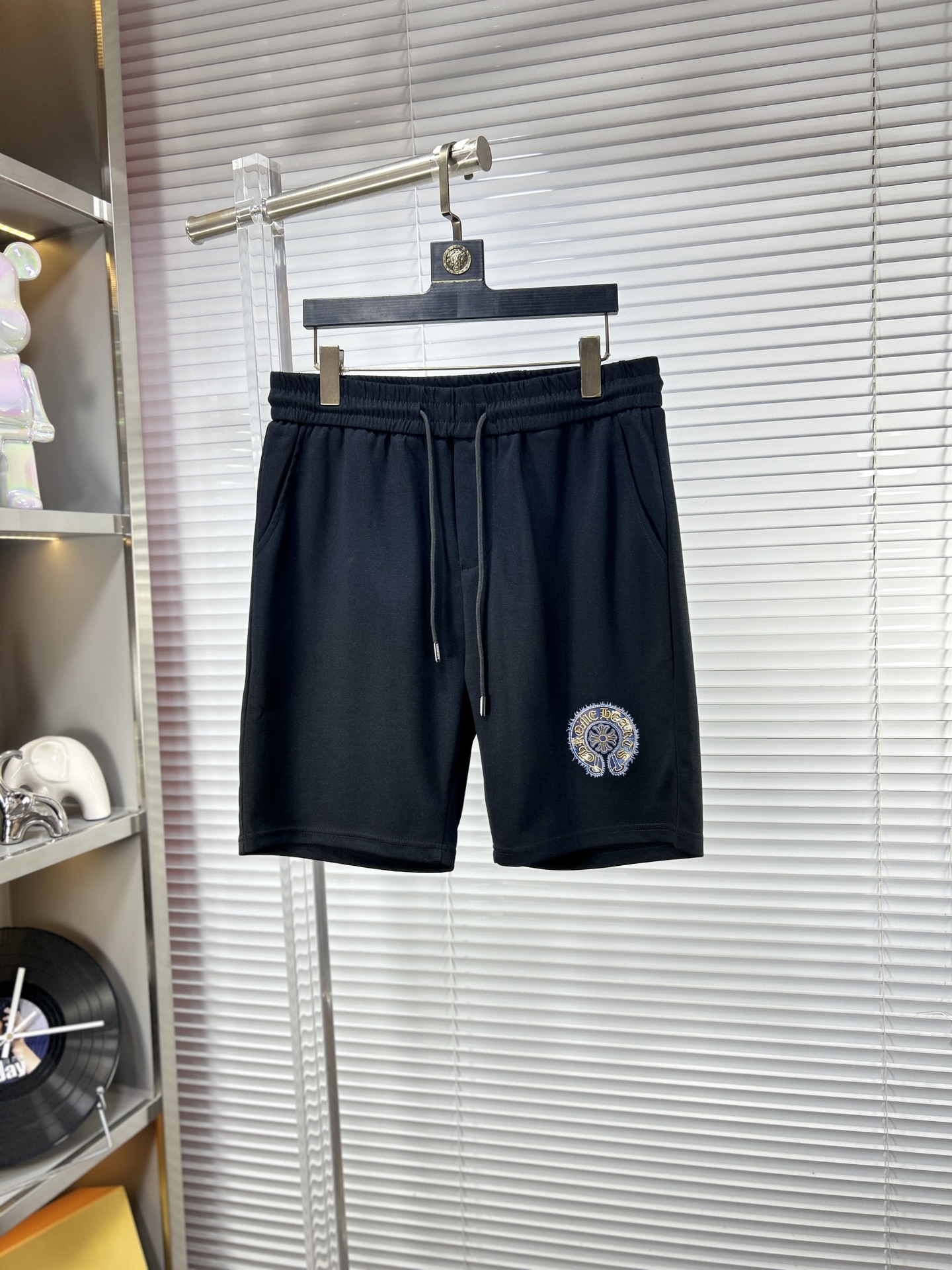 NO:937259,Chro* SS26 men's casual shorts for early spring and summer are a versatile item. The elastic waist drawstring design has a soft feel and good shape retention. The low-elastic structure makes the pants just right and not easy to wrinkle!  Code number M-XXXL,,chrome hearts,shorts,19860909Chro*克罗心 ss26早春夏款男士休闲短裤,堪称百搭单品,弹性松紧腰边抽绳设计,手感柔软、保型性好、低弹丝的构造使裤身弹性恰到好处,并且不易起皱！码数M-XXXL,,chrome hearts,shorts,,Men's clothing
