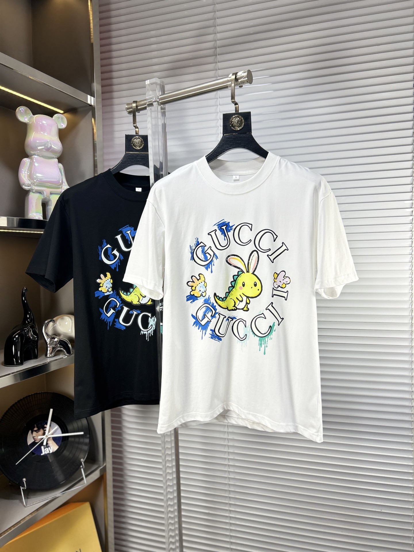 NO:918235,Fend* Fendi ss26 new summer short-sleeved T-shirt with top graphic logo, handsome and fashionable, simple and versatile. Not only crisp and trendy silhouette, but also comfortable to wear, the yarn is more delicate. Size M-4XL,,fendi,fendi,T-shirt,tees,t-shirt,19860909Fend*芬迪 ss26夏季新款短袖T恤 顶级图案logo,帅气时尚,简约百搭款.不仅挺括,保持潮流的廓形,又穿着舒适,纱织更细腻 码数M-4XL,,fendi,fendi,T-shirt,tees，t-shirt,,Men's clothing