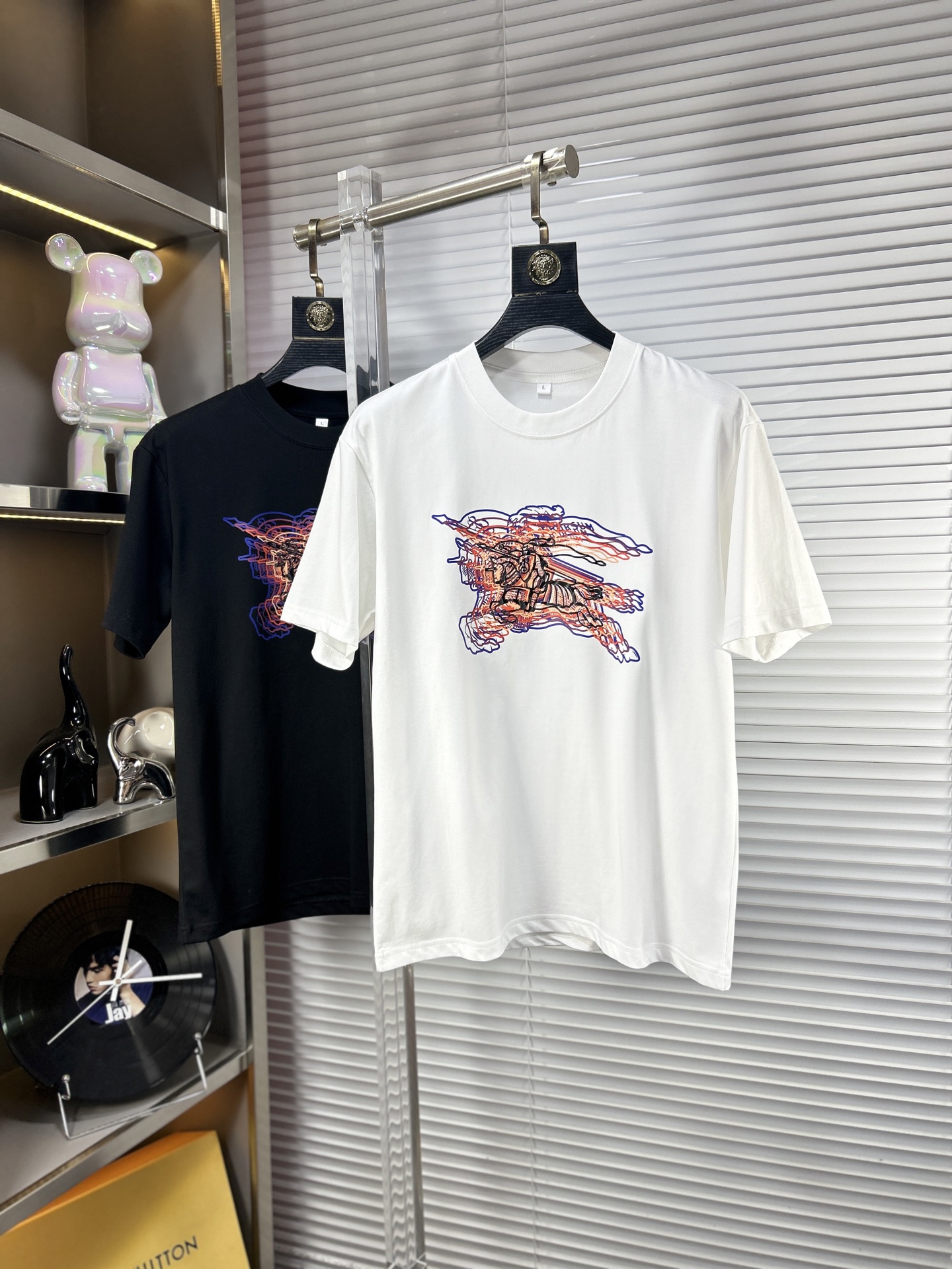 NO:918238,BBR*Burberry ss26 new summer short-sleeved T-shirt with top graphic logo, handsome and fashionable, simple and versatile. Not only crisp and trendy silhouette, but also comfortable to wear, the yarn is more delicate. Size M-4XL, burberry, T-shirt, tees, t-shirt,19860909BBR*巴宝莉 ss26夏季新款短袖T恤 顶级图案logo,帅气时尚,简约百搭款.不仅挺括,保持潮流的廓形,又穿着舒适,纱织更细腻 码数M-4XL,,burberry,T-shirt,tees，t-shirt,,Men's clothing