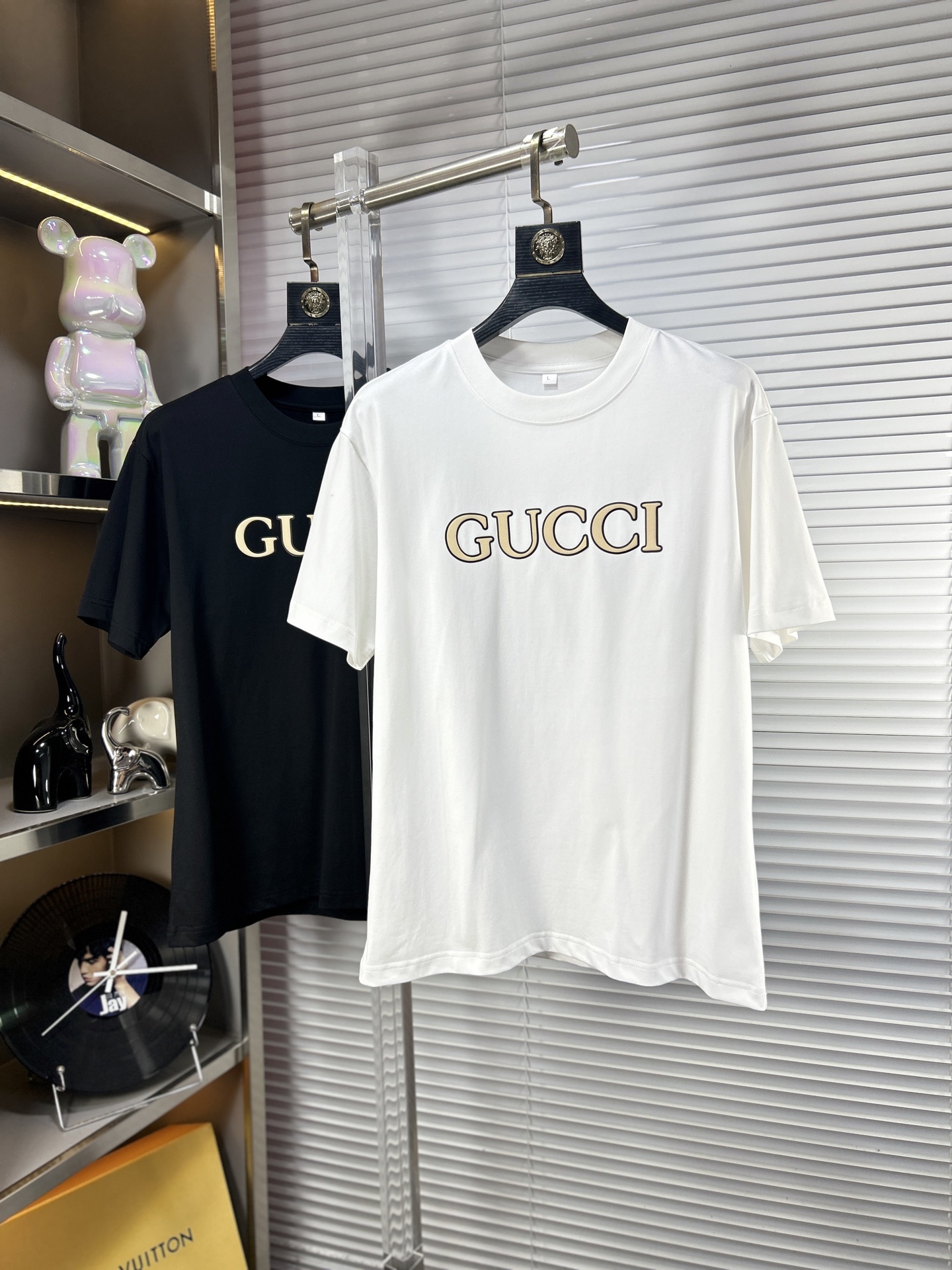 NO:918241,Gucc*Gucci ss26 new summer short-sleeved T-shirt with top graphic logo, handsome and fashionable, simple and versatile. Not only crisp and trendy silhouette, but also comfortable to wear, the yarn is more delicate. Size M-4XL,, gucci, T-shirt, tees, t-shirt,19860909Gucc*古奇 ss26夏季新款短袖T恤 顶级图案logo,帅气时尚,简约百搭款.不仅挺括,保持潮流的廓形,又穿着舒适,纱织更细腻 码数M-4XL,,gucci,T-shirt,tees，t-shirt,,Men's clothing