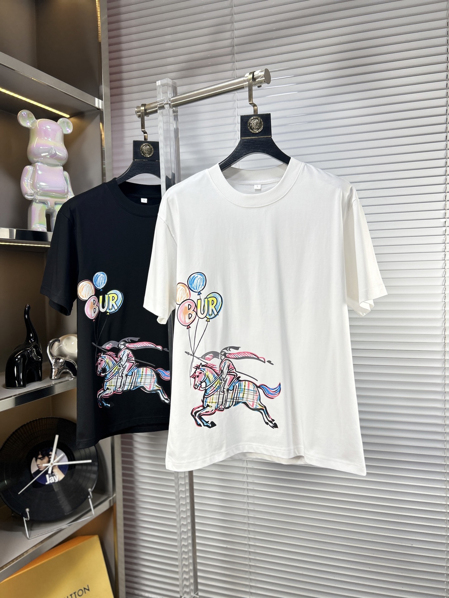 NO:918244,BBR*Burberry ss26 new summer short-sleeved T-shirt with top graphic logo, handsome and fashionable, simple and versatile. Not only crisp and trendy silhouette, but also comfortable to wear, the yarn is more delicate. Size M-4XL, burberry, T-shirt, tees, t-shirt,19860909BBR*巴宝莉 ss26夏季新款短袖T恤 顶级图案logo,帅气时尚,简约百搭款.不仅挺括,保持潮流的廓形,又穿着舒适,纱织更细腻 码数M-4XL,,burberry,T-shirt,tees，t-shirt,,Men's clothing