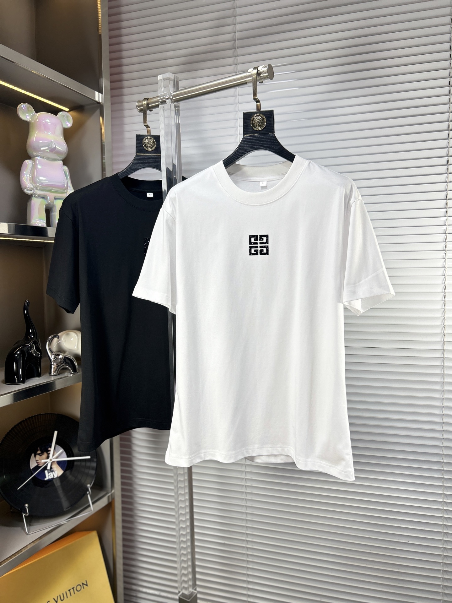 NO:918245,Giv*Givenchy ss26 new summer short-sleeved T-shirt with top graphic logo, handsome and fashionable, simple and versatile. Not only crisp and trendy silhouette, but also comfortable to wear, the yarn is more delicate. Size M-4XL,,givenchy,T-shirt,tees,t-shirt,19860909Giv*纪梵希 ss26夏季新款短袖T恤 顶级图案logo,帅气时尚,简约百搭款.不仅挺括,保持潮流的廓形,又穿着舒适,纱织更细腻 码数M-4XL,,givenchy,T-shirt,tees，t-shirt,,Men's clothing