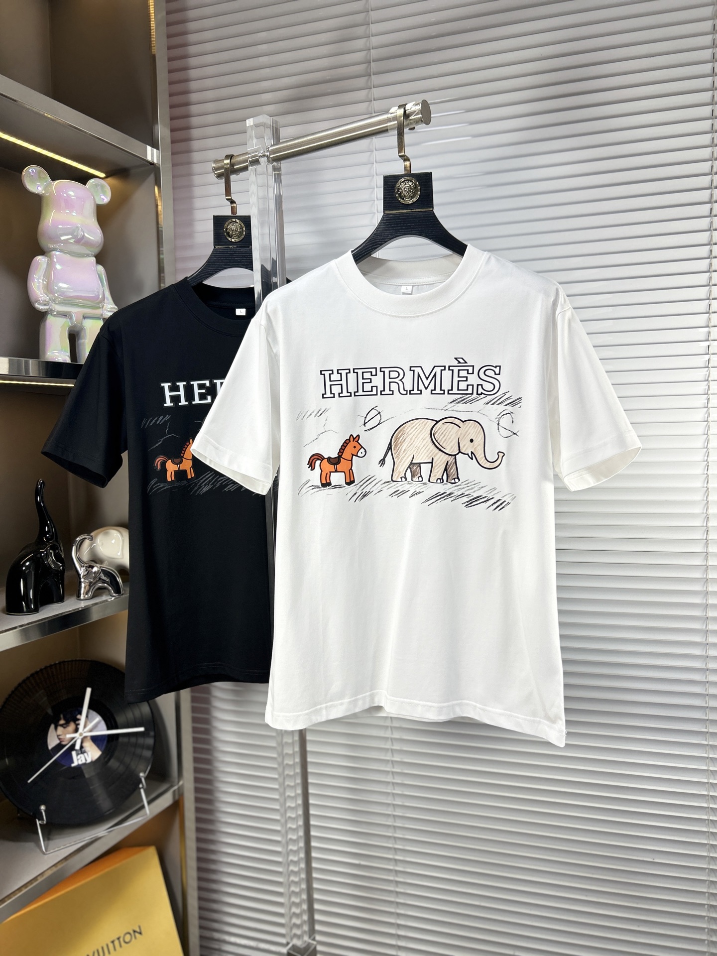 NO:918247,Herm* Hermès ss26 new summer short-sleeved T-shirt with top graphic logo, handsome and fashionable, simple and versatile. Not only crisp and trendy silhouette, but also comfortable to wear, the yarn is more delicate. Size M-4XL,, hermes, hermes, T-shirt, tees, t-shirt,19860909Herm*爱马仕 ss26夏季新款短袖T恤 顶级图案logo,帅气时尚,简约百搭款.不仅挺括,保持潮流的廓形,又穿着舒适,纱织更细腻 码数M-4XL,,hermes,hermes,T-shirt,tees，t-shirt,,Men's clothing