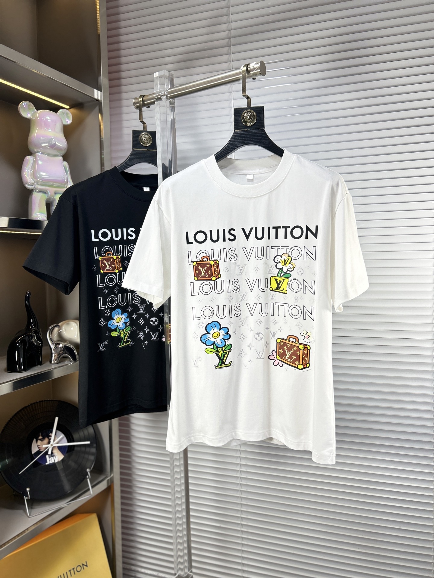 NO:918249,LV*Louis ss26 new summer short-sleeved T-shirt with top graphic logo, handsome and fashionable, simple and versatile. Not only crisp and trendy silhouette, but also comfortable to wear, the yarn is more delicate. Size M-4XL,, louis vuitton, louis vuitton, T-shirt, tees, t-shirt,19860909LV*路易 ss26夏季新款短袖T恤 顶级图案logo,帅气时尚,简约百搭款.不仅挺括,保持潮流的廓形,又穿着舒适,纱织更细腻 码数M-4XL,,louis vuitton,louis vuitton,T-shirt,tees，t-shirt,,Men's clothing