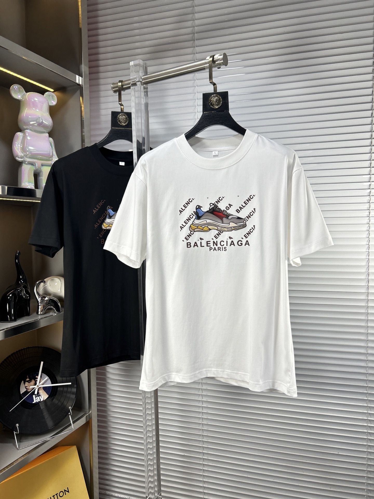 NO:918251,Bal* Balenciaga ss26 new summer short-sleeved T-shirt with top graphic logo, handsome and fashionable, simple and versatile. Not only crisp and trendy silhouette, but also comfortable to wear, the yarn is more delicate. Size M-4XL, balenciaga, T-shirt, tees, t-shirt,19860909Bal*巴黎世家 ss26夏季新款短袖T恤 顶级图案logo,帅气时尚,简约百搭款.不仅挺括,保持潮流的廓形,又穿着舒适,纱织更细腻 码数M-4XL,,balenciaga,T-shirt,tees，t-shirt,,Men's clothing