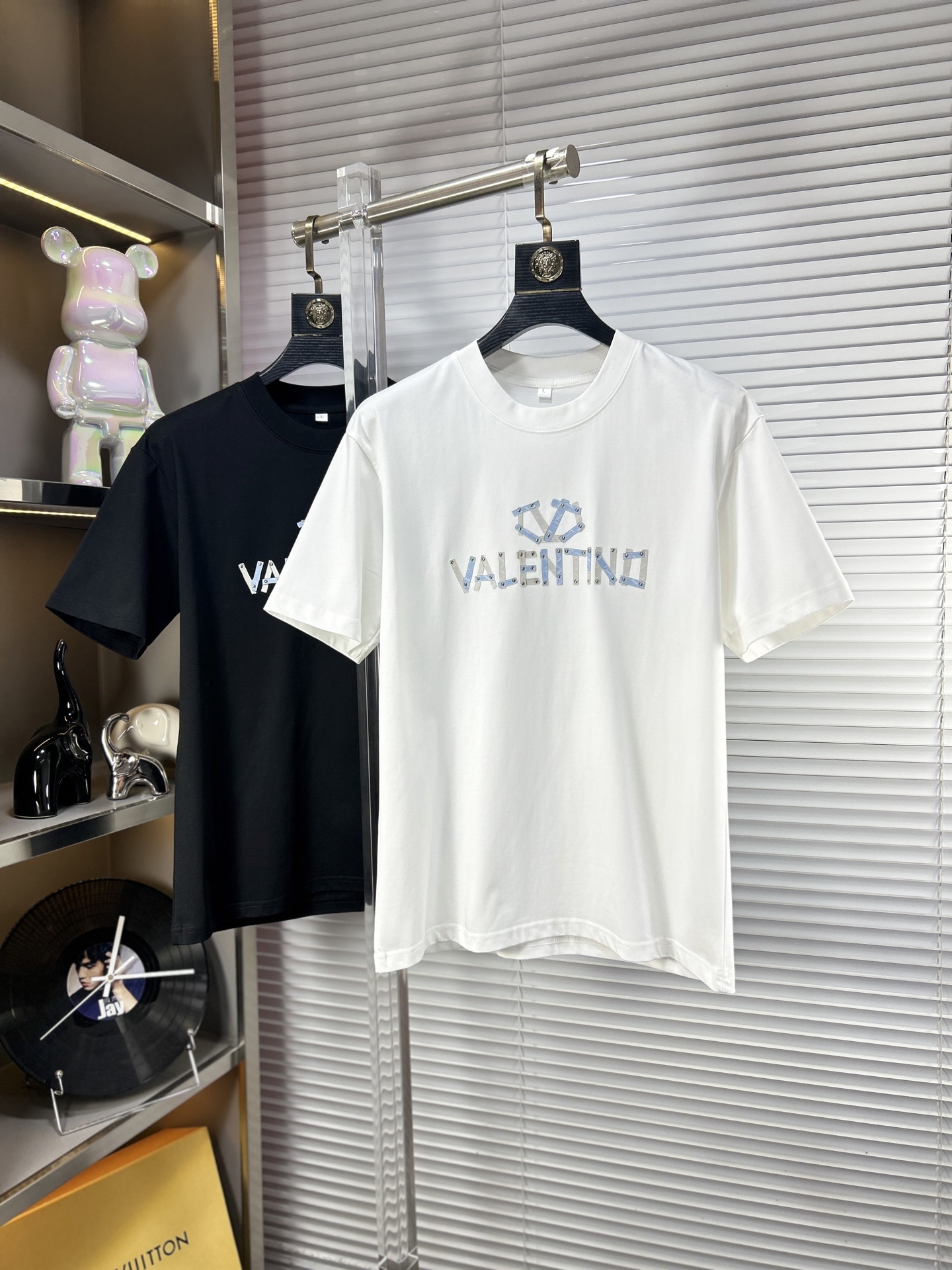 NO:918253,Vale*Valentino ss26 new summer short-sleeved T-shirt with top graphic logo, handsome and fashionable, simple and versatile. Not only crisp and trendy silhouette, but also comfortable to wear, the yarn is more delicate. Size M-4XL,,valentino,valentino,T-shirt,tees,t-shirt,19860909Vale*华伦天奴 ss26夏季新款短袖T恤 顶级图案logo,帅气时尚,简约百搭款.不仅挺括,保持潮流的廓形,又穿着舒适,纱织更细腻 码数M-4XL,,valentino,valentino,T-shirt,tees，t-shirt,,Men's clothing