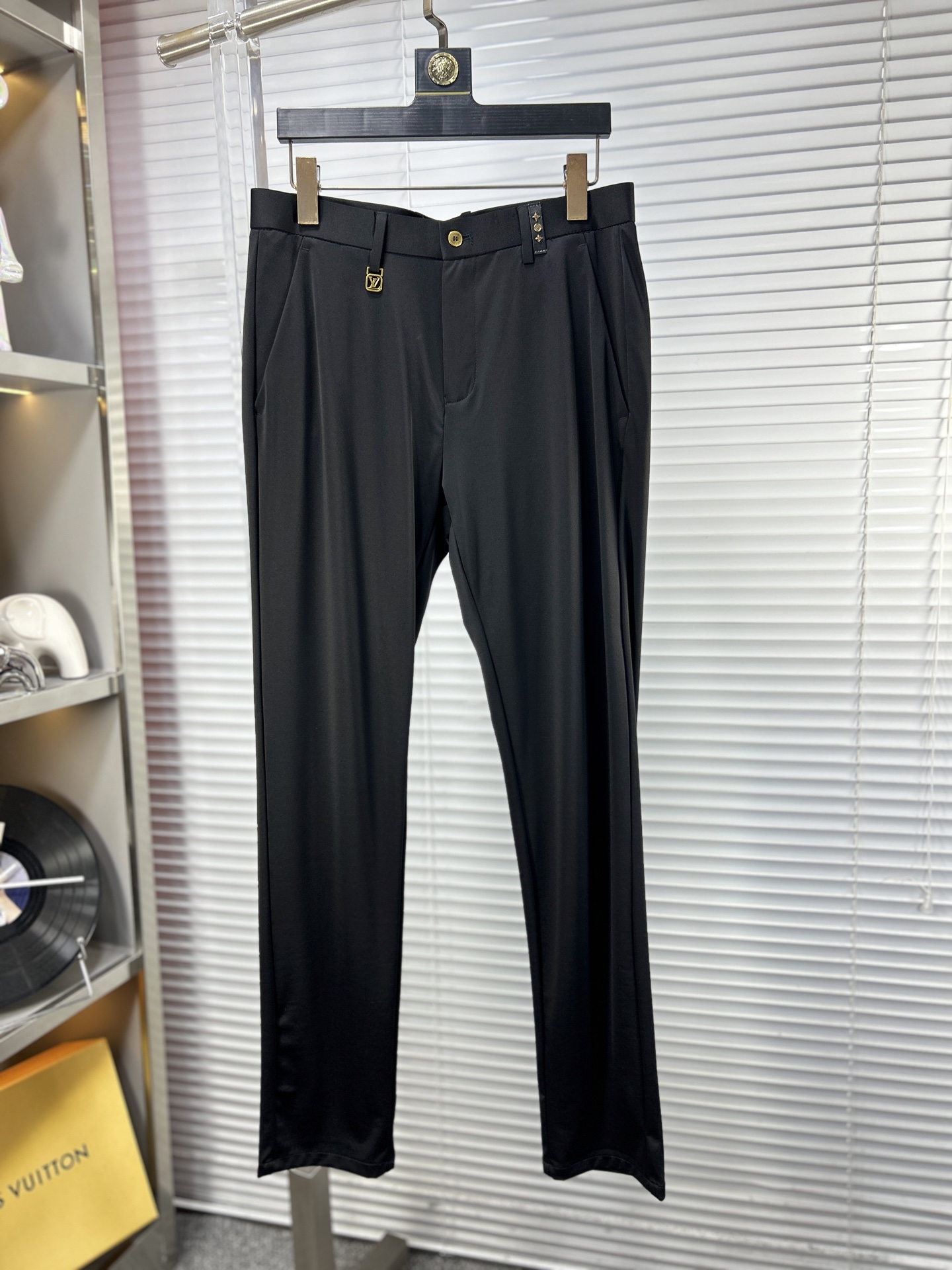 NO:926923,LV*Louis ss26 new spring and summer casual pants and trousers are on sale simultaneously on the official website. The trousers are designed with body craftsmanship, imported customer-supplied accessories and fabrics are customized, and factory products are exempted from inspection!  Every detail is made to the extreme, original hardware accessories, full of fashion, stylish and handsome upper body, a must-have item for fashion people, m size 29-40,, louis vuitton, louis vuitton,19860909LV*路易 ss26春夏新款休闲裤西裤,官网同步发售,裤身工艺设计,进口客供辅料、面料定制,代工厂出品免检！每个细节做到极致,原版五金配件,潮范十足、上身有型帅气,潮人必备单品 m码数29-40,,louis vuitton,louis vuitton,,Men's clothing
