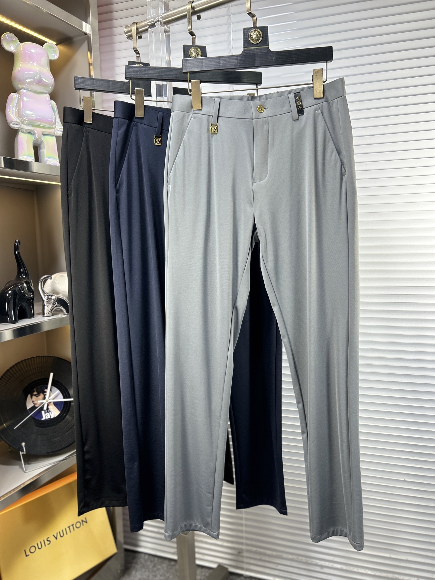 NO:906549,LV*Louis ss26 new spring and summer casual pants and trousers are on sale simultaneously on the official website. The trousers are designed with body craftsmanship, imported customer-supplied accessories and fabrics are customized, and factory products are exempted from inspection!  Every detail is made to the extreme, original hardware accessories, full of fashion, stylish and handsome upper body, a must-have item for fashion people, m size 29-40,, louis vuitton, louis vuitton,19860909LV*路易 ss26春夏新款休闲裤西裤,官网同步发售,裤身工艺设计,进口客供辅料、面料定制,代工厂出品免检！每个细节做到极致,原版五金配件,潮范十足、上身有型帅气,潮人必备单品 m码数29-40,,louis vuitton,louis vuitton,,Men's clothing