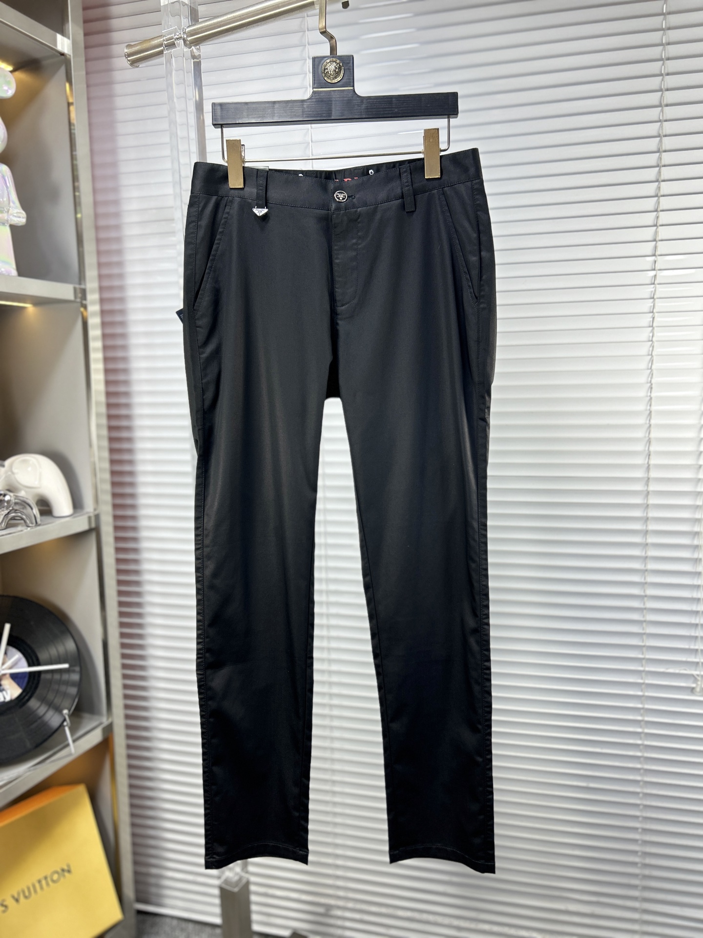 NO:926914,Prad*Prada ss26 new spring and summer casual pants and trousers are on sale simultaneously on the official website. The trousers are designed with body craftsmanship, imported customer-supplied accessories and fabrics are customized, and factory products are exempted from inspection!  Every detail is done to the extreme, original hardware accessories, full of fashion, stylish and handsome upper body, a must-have item for fashion people, m size 29-40,, prada, prada,19860909Prad*普拉达 ss26春夏新款休闲裤西裤,官网同步发售,裤身工艺设计,进口客供辅料、面料定制,代工厂出品免检！每个细节做到极致,原版五金配件,潮范十足、上身有型帅气,潮人必备单品 m码数29-40,,prada,prada,,Men's clothing