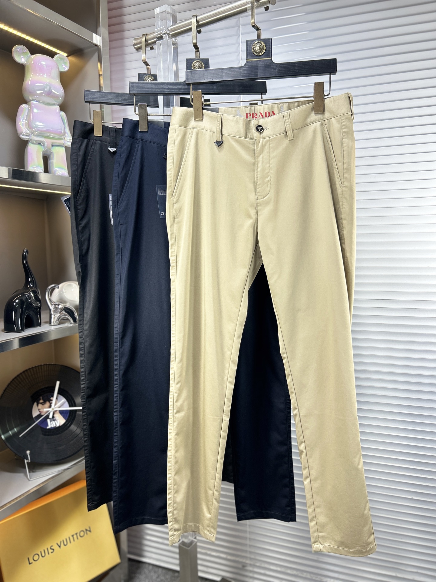 NO:906526,Prad*Prada ss26 new spring and summer casual pants and trousers are on sale simultaneously on the official website. The trousers are designed with body craftsmanship, imported customer-supplied accessories and fabrics are customized, and factory products are exempted from inspection!  Every detail is done to the extreme, original hardware accessories, full of fashion, stylish and handsome upper body, a must-have item for fashion people, m size 29-40,, prada, prada,19860909Prad*普拉达 ss26春夏新款休闲裤西裤,官网同步发售,裤身工艺设计,进口客供辅料、面料定制,代工厂出品免检！每个细节做到极致,原版五金配件,潮范十足、上身有型帅气,潮人必备单品 m码数29-40,,prada,prada,,Men's clothing