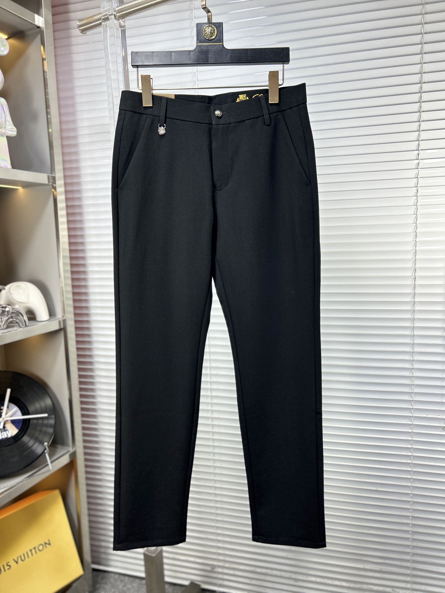 NO:926904,LP* ss26 new spring and summer casual trousers, trousers, available simultaneously on the official website, trousers body craftsmanship design, imported customer-supplied accessories, fabric customization, OEM products are exempted from inspection!  Every detail is made to the extreme, original hardware accessories, full of fashion, stylish and handsome upper body, a must-have item for fashionistas, m size 29-40,,loro piana,19860909LP* ss26春夏新款休闲裤西裤,官网同步发售,裤身工艺设计,进口客供辅料、面料定制,代工厂出品免检！每个细节做到极致,原版五金配件,潮范十足、上身有型帅气,潮人必备单品 m码数29-40,,loro piana,,Men's clothing