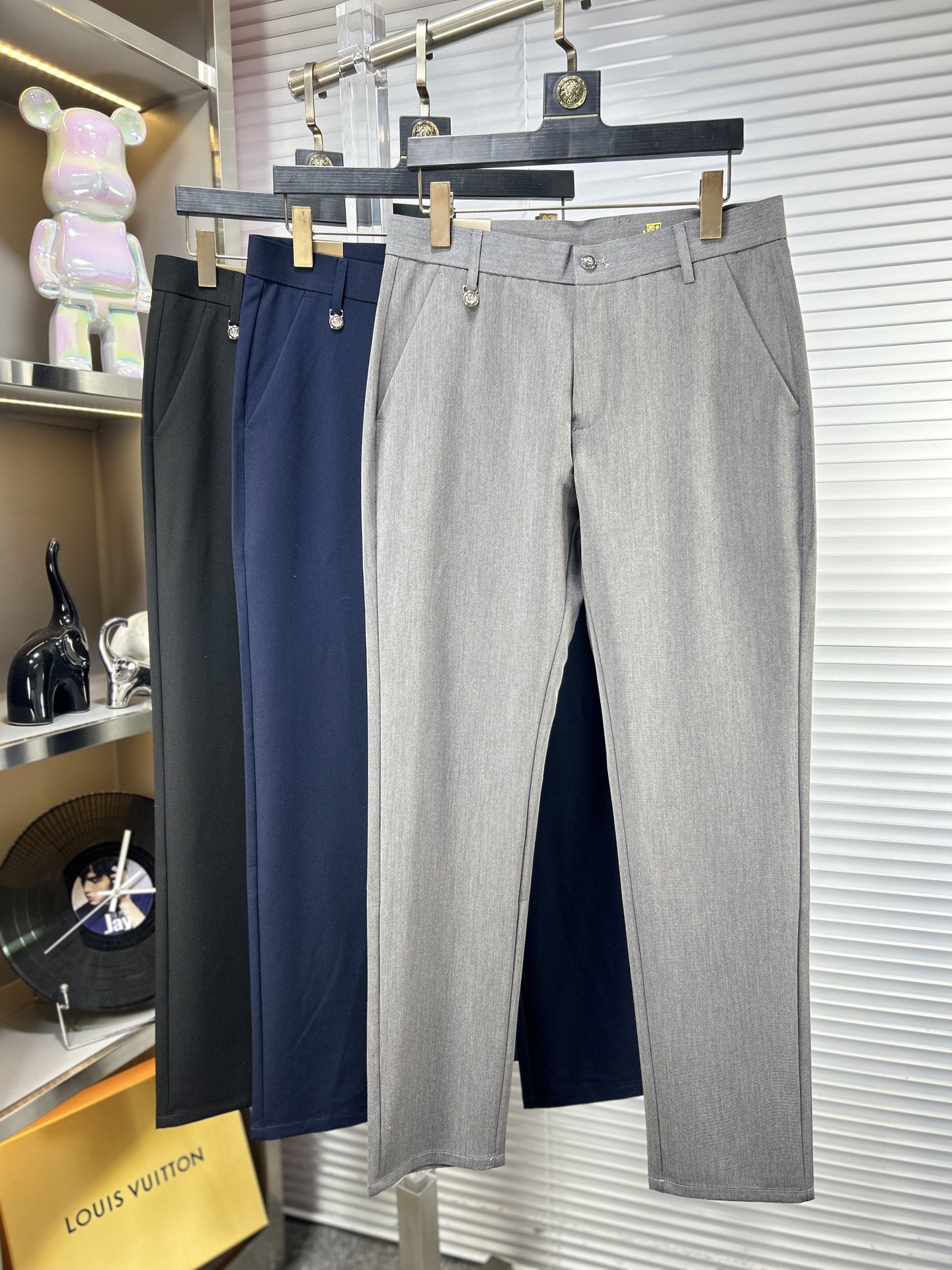 NO:906531,LP* ss26 new spring and summer casual trousers, trousers, available simultaneously on the official website, trousers body craftsmanship design, imported customer-supplied accessories, fabric customization, OEM products are exempted from inspection!  Every detail is made to the extreme, original hardware accessories, full of fashion, stylish and handsome upper body, a must-have item for fashionistas, m size 29-40,,loro piana,19860909LP* ss26春夏新款休闲裤西裤,官网同步发售,裤身工艺设计,进口客供辅料、面料定制,代工厂出品免检！每个细节做到极致,原版五金配件,潮范十足、上身有型帅气,潮人必备单品 m码数29-40,,loro piana,,Men's clothing