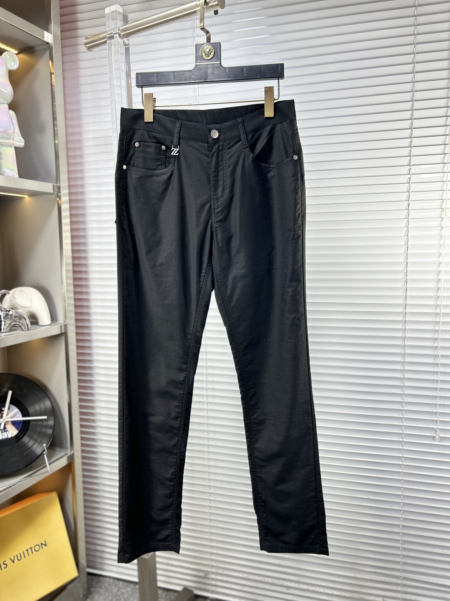 NO:926893,zZ* Zegna ss26 new spring and summer casual trousers, trousers, available on the official website at the same time, trousers body craftsmanship design, imported customer-supplied accessories, fabric customization, OEM products are exempted from inspection!  Every detail is made to the extreme, original hardware accessories, full of fashion, stylish and handsome upper body, a must-have item for fashionistas, m size 29-40,,zegna,19860909zZ*杰尼亚 ss26春夏新款休闲裤西裤,官网同步发售,裤身工艺设计,进口客供辅料、面料定制,代工厂出品免检！每个细节做到极致,原版五金配件,潮范十足、上身有型帅气,潮人必备单品 m码数29-40,,zegna,,Men's clothing