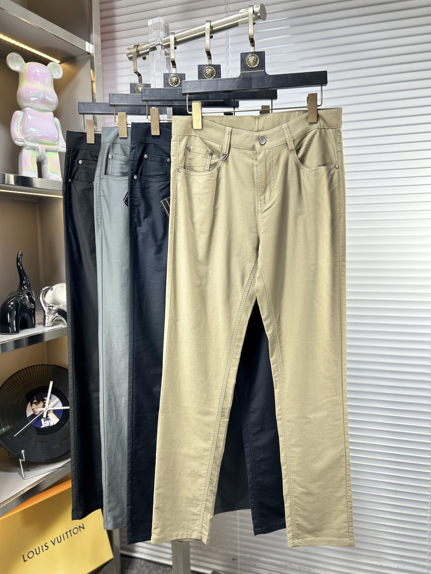 NO:906536,zZ* Zegna ss26 new spring and summer casual trousers, trousers, available on the official website at the same time, trousers body craftsmanship design, imported customer-supplied accessories, fabric customization, OEM products are exempted from inspection!  Every detail is made to the extreme, original hardware accessories, full of fashion, stylish and handsome upper body, a must-have item for fashionistas, m size 29-40,,zegna,19860909zZ*杰尼亚 ss26春夏新款休闲裤西裤,官网同步发售,裤身工艺设计,进口客供辅料、面料定制,代工厂出品免检！每个细节做到极致,原版五金配件,潮范十足、上身有型帅气,潮人必备单品 m码数29-40,,zegna,,Men's clothing