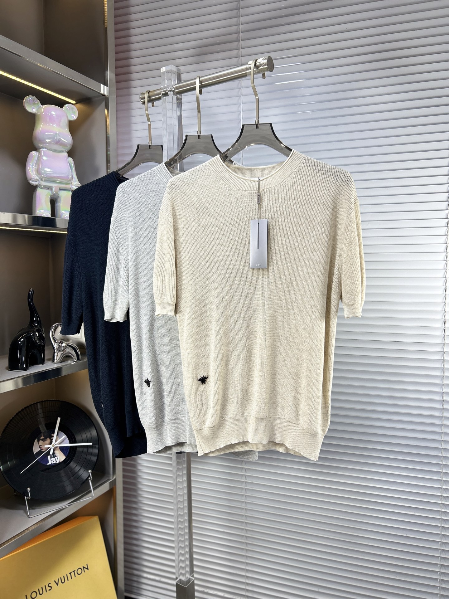 NO:916031,DIo* Dior ss26 new summer knitted sweater short-sleeved, the latest fashion model on the official website, synchronized with the official website, customized Yilite fabric at the counter!  Comfortable against the skin, durable and easy to wear, meticulous original craftsmanship, a must-have item for handsome men, exquisite craftsmanship. Sizes M-4XL, dior, dior, sweaters, T-shirt,19860909DIo*迪奥 ss26夏季新款针织毛衣短袖,官网最新时尚款,官网同步,专柜定制伊力特面料！贴肤舒适,耐看又好穿,原厂工艺一丝不苟,型男必备单品,工艺精湛 尺码M-4XL,,dior,dior,sweaters,T-shirt,,Men's clothing