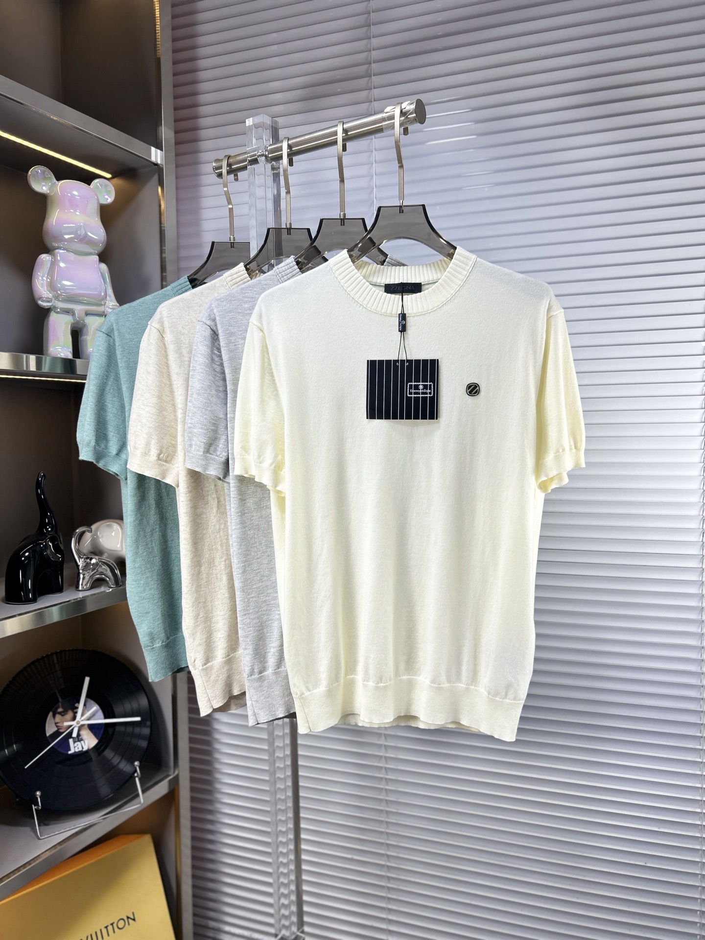 NO:916033,zZ* Zegna ss26 new summer knitted sweater short-sleeve, the latest fashion model on the official website, synchronized with the official website, customized Yilite fabric at the counter!  Comfortable against the skin, durable and easy to wear, meticulous original craftsmanship, a must-have item for handsome men, exquisite craftsmanship. Sizes M-4XL,,zegna,sweaters,T-shirt,19860909zZ*杰尼亚 ss26夏季新款针织毛衣短袖,官网最新时尚款,官网同步,专柜定制伊力特面料！贴肤舒适,耐看又好穿,原厂工艺一丝不苟,型男必备单品,工艺精湛 尺码M-4XL,,zegna,sweaters,T-shirt,,Men's clothing