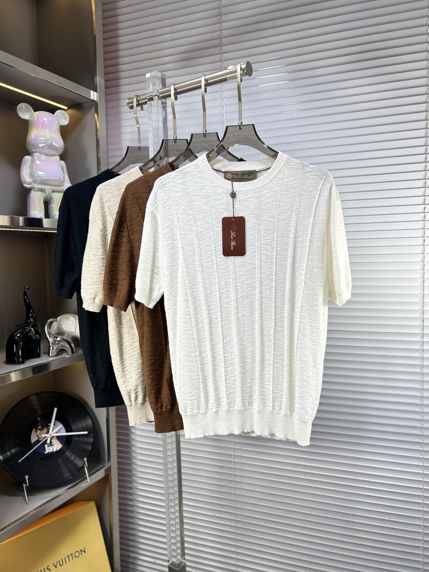 NO:916040,LP* ss26 new summer knitted short-sleeved sweater, the latest fashion model on the official website, synchronized with the official website, customized Yilite fabric at the counter!  Comfortable against the skin, durable and easy to wear, meticulous original craftsmanship, a must-have item for handsome men, exquisite craftsmanship. Sizes M-4XL, loro piana, sweaters, T-shirt,19860909LP* ss26夏季新款针织毛衣短袖,官网最新时尚款,官网同步,专柜定制伊力特面料！贴肤舒适,耐看又好穿,原厂工艺一丝不苟,型男必备单品,工艺精湛 尺码M-4XL,,loro piana,sweaters,T-shirt,,Men's clothing