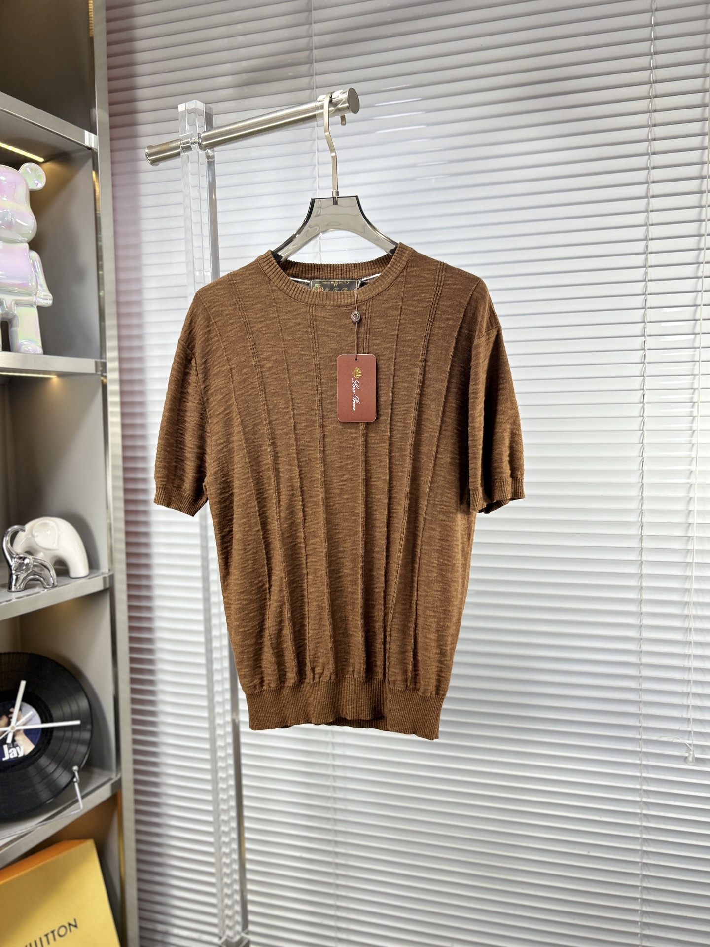 NO:916035,LP* ss26 new summer knitted short-sleeved sweater, the latest fashion model on the official website, synchronized with the official website, customized Yilite fabric at the counter!  Comfortable against the skin, durable and easy to wear, meticulous original craftsmanship, a must-have item for handsome men, exquisite craftsmanship. Sizes M-4XL, loro piana, sweaters, T-shirt,19860909LP* ss26夏季新款针织毛衣短袖,官网最新时尚款,官网同步,专柜定制伊力特面料！贴肤舒适,耐看又好穿,原厂工艺一丝不苟,型男必备单品,工艺精湛 尺码M-4XL,,loro piana,sweaters,T-shirt,,Men's clothing