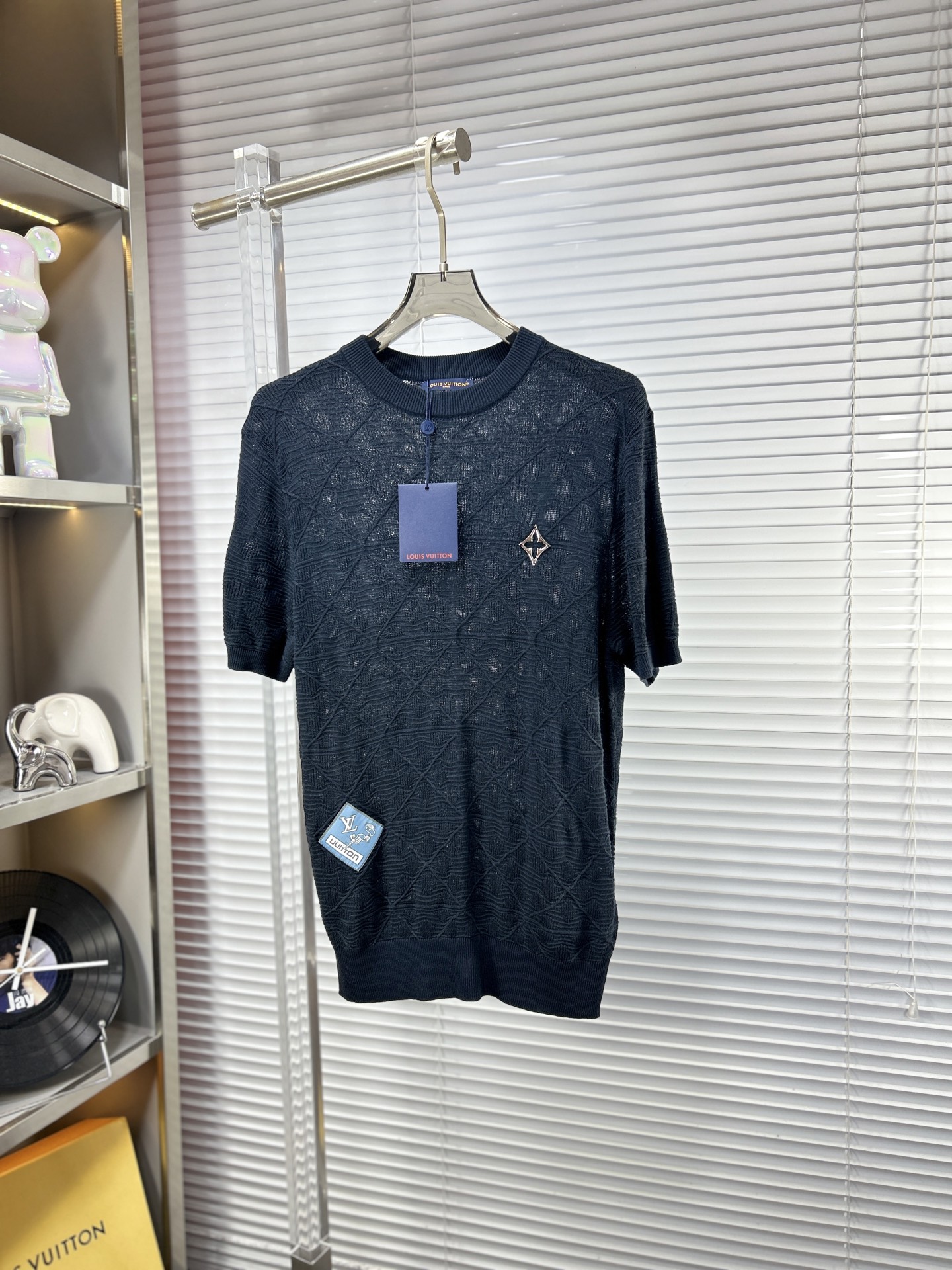 NO:916037,LV*Louis ss26 new summer knitted sweater short-sleeve, the latest fashion model on the official website, synchronized with the official website, customized Yilite fabric at the counter!  Comfortable against the skin, durable and easy to wear, meticulous original craftsmanship, a must-have item for handsome men, exquisite craftsmanship. Sizes M-4XL,, louis vuitton, louis vuitton, sweaters, T-shirt,19860909LV*路易 ss26夏季新款针织毛衣短袖,官网最新时尚款,官网同步,专柜定制伊力特面料！贴肤舒适,耐看又好穿,原厂工艺一丝不苟,型男必备单品,工艺精湛 尺码M-4XL,,louis vuitton,louis vuitton,sweaters,T-shirt,,Men's clothing