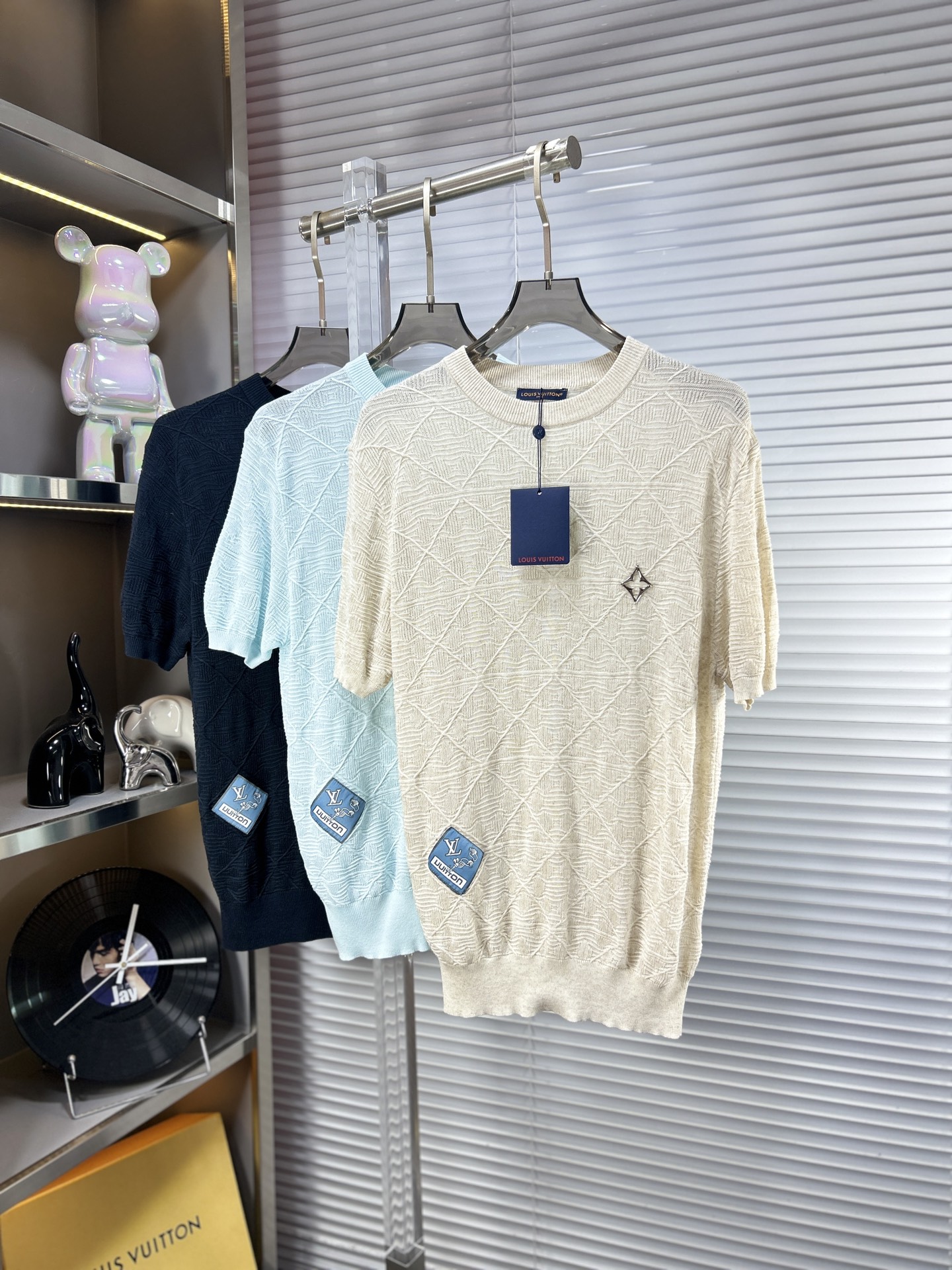 NO:916043,LV*Louis ss26 new summer knitted sweater short-sleeve, the latest fashion model on the official website, synchronized with the official website, customized Yilite fabric at the counter!  Comfortable against the skin, durable and easy to wear, meticulous original craftsmanship, a must-have item for handsome men, exquisite craftsmanship. Sizes M-4XL,, louis vuitton, louis vuitton, sweaters, T-shirt,19860909LV*路易 ss26夏季新款针织毛衣短袖,官网最新时尚款,官网同步,专柜定制伊力特面料！贴肤舒适,耐看又好穿,原厂工艺一丝不苟,型男必备单品,工艺精湛 尺码M-4XL,,louis vuitton,louis vuitton,sweaters,T-shirt,,Men's clothing
