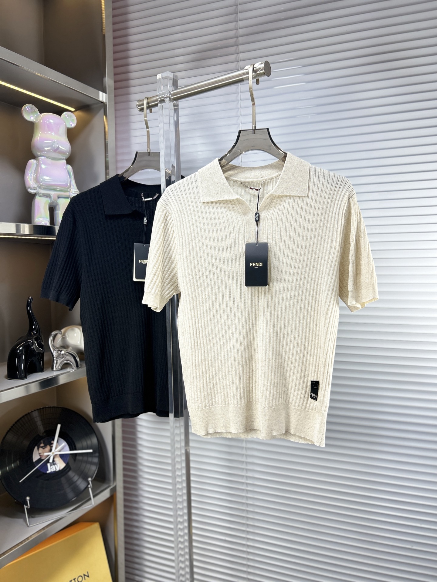 NO:916049,Fend* Fendi ss26 new summer knitted sweater short sleeves, the latest fashion model on the official website, synchronized with the official website, customized Yilite fabric at the counter!  Comfortable against the skin, durable and easy to wear, meticulous original craftsmanship, a must-have item for handsome men, exquisite craftsmanship. Sizes M-4XL,, fendi, fendi, sweaters, T-shirt,19860909Fend*芬迪 ss26夏季新款针织毛衣短袖,官网最新时尚款,官网同步,专柜定制伊力特面料！贴肤舒适,耐看又好穿,原厂工艺一丝不苟,型男必备单品,工艺精湛 尺码M-4XL,,fendi,fendi,sweaters,T-shirt,,Men's clothing