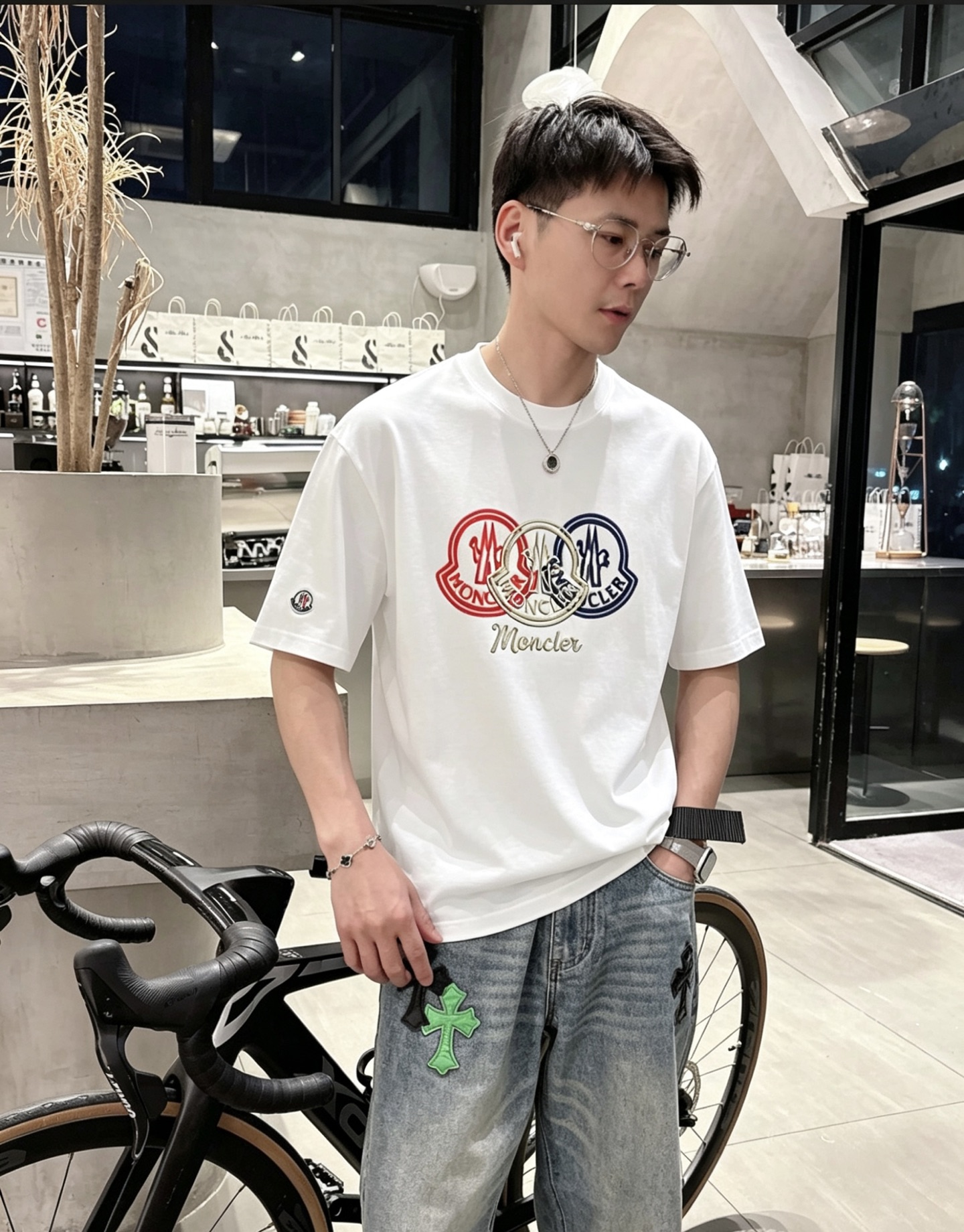 NO:935276,Monc* muzzle ss26 new summer style round neck short-sleeved T-shirt with printed pattern on the chest is a must-have for fashionistas!  Customized 220g high-weight mercerized fabric, with delicate feel and good skin-friendliness. The smart digital logo on the chest is exquisite and stylish, simple, medium and high-end, casual version. The upper body is super age-reducing. The size is M-XXXL, Moncler, T-shirt, tees, t-shirt,19860909Monc*蒙口 ss26夏季新款 胸前印花图案圆领短袖T恤,更是时尚达人必须入手的一件！定制220g高克重丝光面料 ,手感细腻 亲肤性很好.胸前智能数码logo精致有型,简约中满高级感,休闲版型 上身超级减龄 码数M-XXXL,,Moncler,T-shirt,tees，t-shirt,,Men's clothing